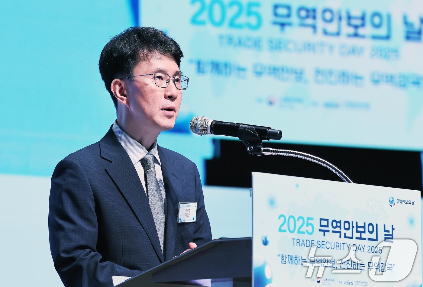 (서울=뉴스1) = 박종원 산업통상자원부 통상차관보가 10일 서울 중구 대한상공회의소 국제회의장에서 열린 '2025 무역안보의 날 기념식'에서 기념사를 하고 있다. (산업통상자원부 …
