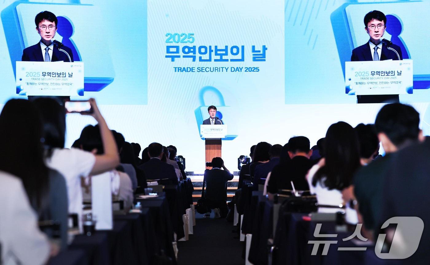(서울=뉴스1) = 박종원 산업통상자원부 통상차관보가 10일 서울 중구 대한상공회의소 국제회의장에서 열린 '2025 무역안보의 날 기념식'에서 기념사를 하고 있다. (산업통상자원부 …