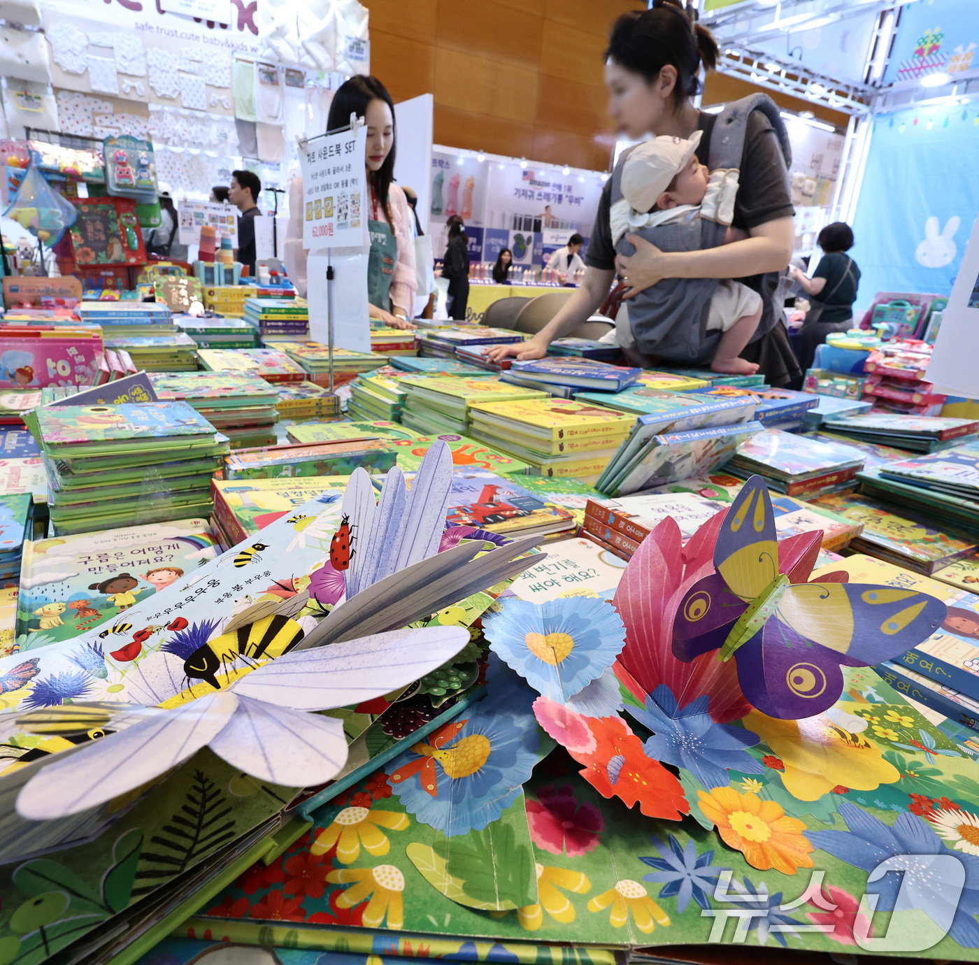 (서울=뉴스1) 구윤성 기자 = 10일 오후 서울 강남구 코엑스에서 열린 '2025 글로벌베이비페어'에서 관람객이 아기옷을 살펴보고 있다. 2025.7.10/뉴스1