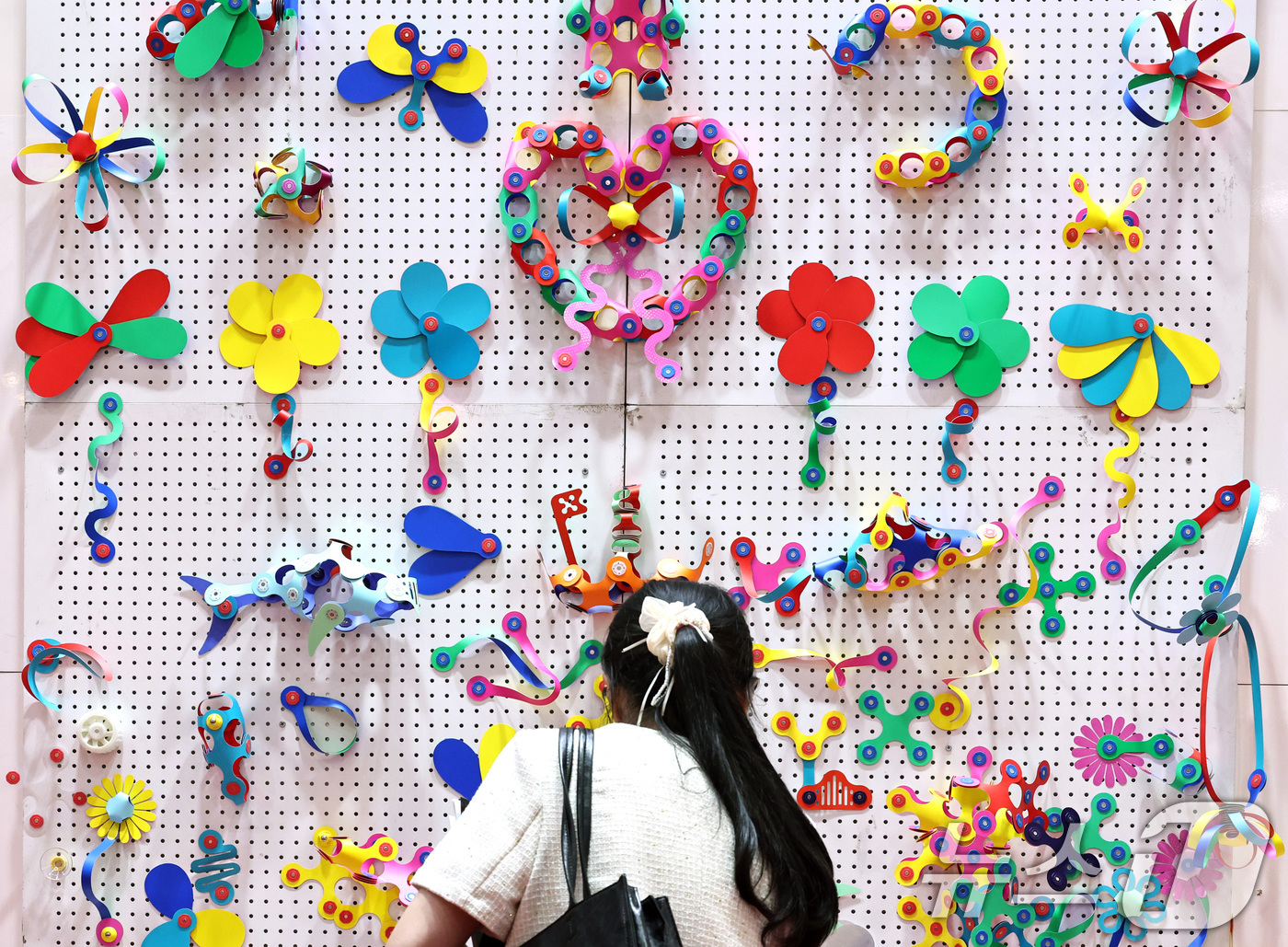 (서울=뉴스1) 구윤성 기자 = 10일 오후 서울 강남구 코엑스에서 열린 '서울국제유아교육전 및 키즈페어'에서 관람객이 교육용 완구를 살펴보고 있다. 2025.7.10/뉴스1