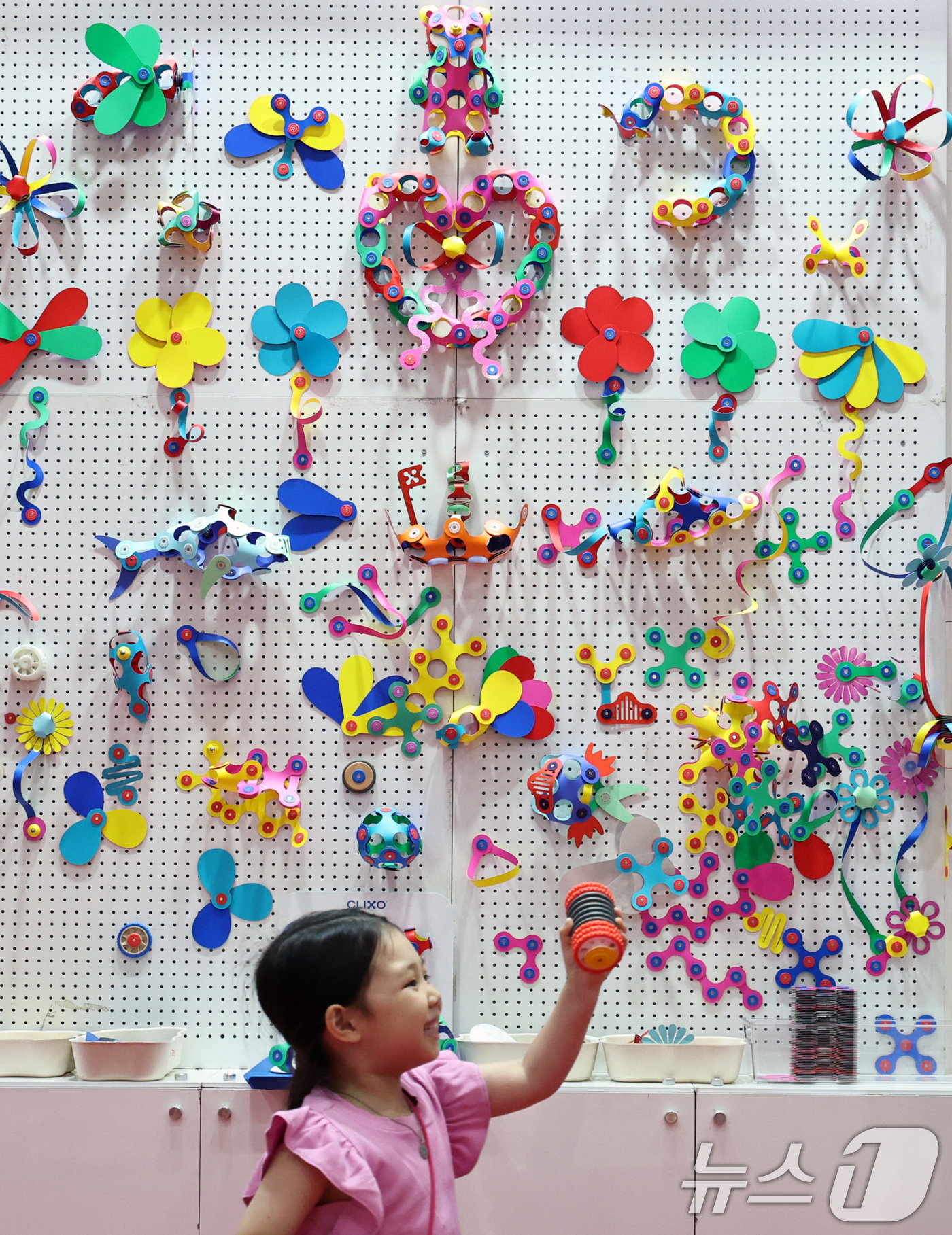 (서울=뉴스1) 구윤성 기자 = 10일 오후 서울 강남구 코엑스에서 열린 '서울국제유아교육전 및 키즈페어'에서 어린이가 교육용 완구를 가지고 놀고 있다. 2025.7.10/뉴스1