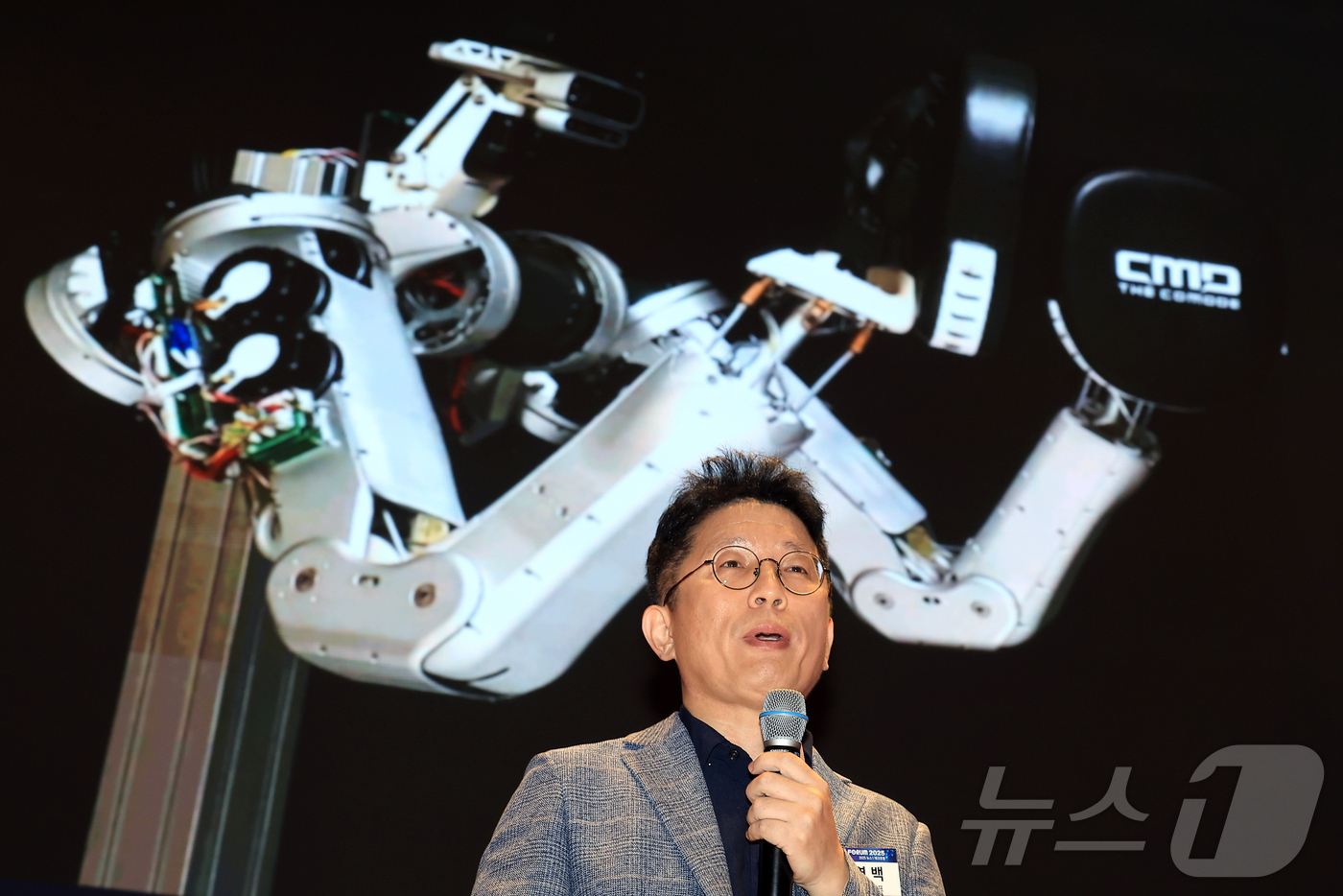 (서울=뉴스1) 박정호 기자 = 이연백 위로보틱스 대표가 10일 서울 여의도 한국거래소 컨퍼런스홀에서 'AI 휴머노이드, 인간과 기계의 공존 시대'를 주제로 열린 2025 뉴스1 …