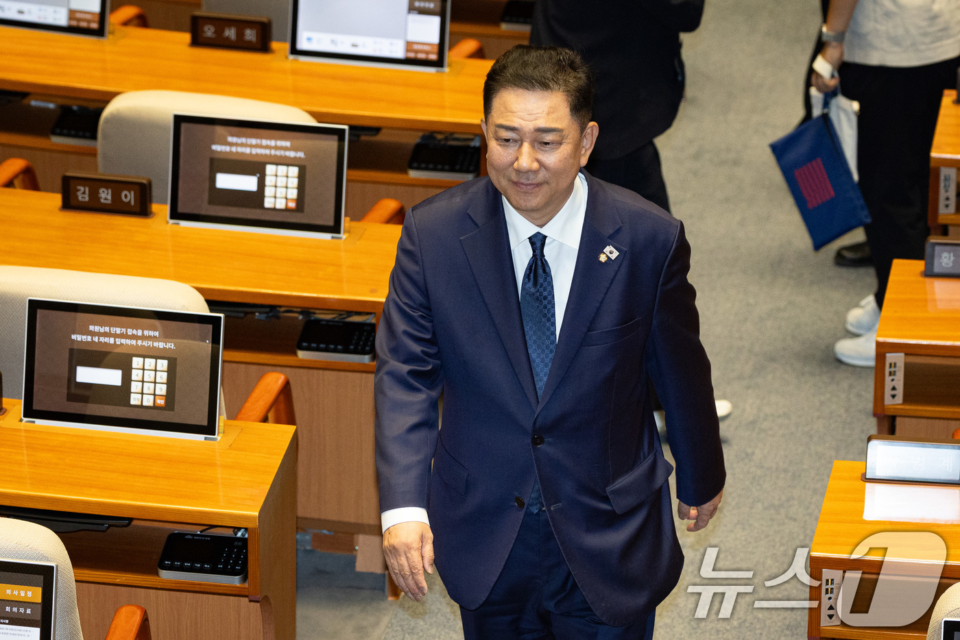 (서울=뉴스1) 유승관 기자 = 김병기 더불어민주당 당대표 직무대행 겸 원내대표가 10일 서울 여의도 국회에서 열린 제427회 국회(임시회) 제1차 본회의에서 기획재정위원장 보궐선 …