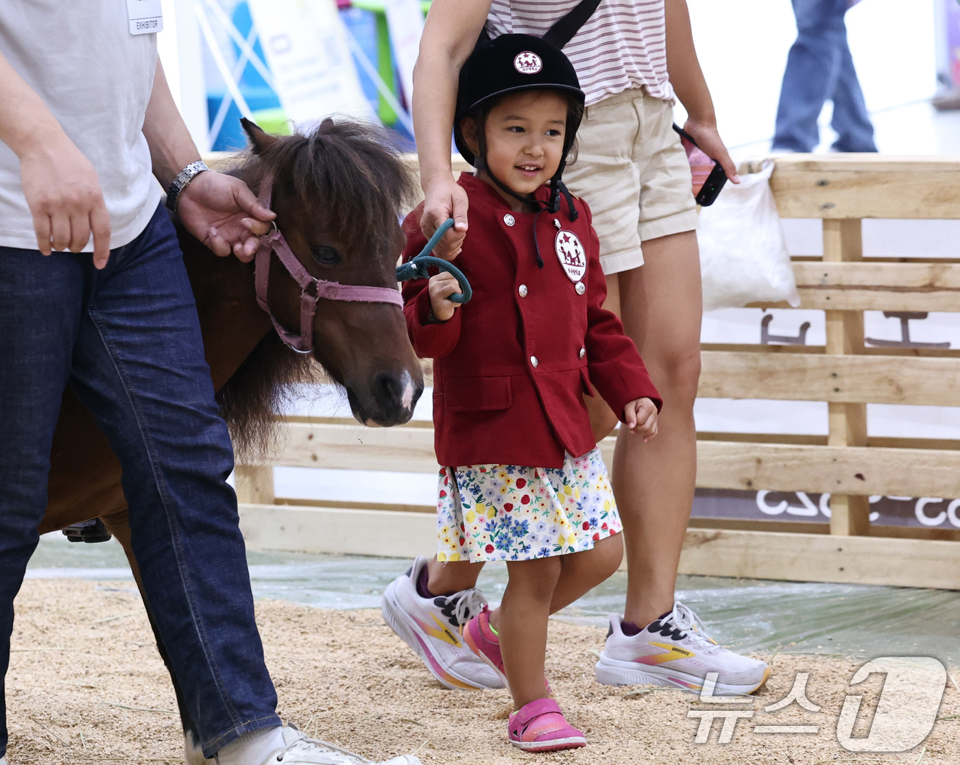 (서울=뉴스1) 구윤성 기자 = 10일 오후 서울 강남구 코엑스에서 열린 '서울국제유아교육전 및 키즈페어'에서 어린이가 승마체험을 하고 있다. 2025.7.10/뉴스1