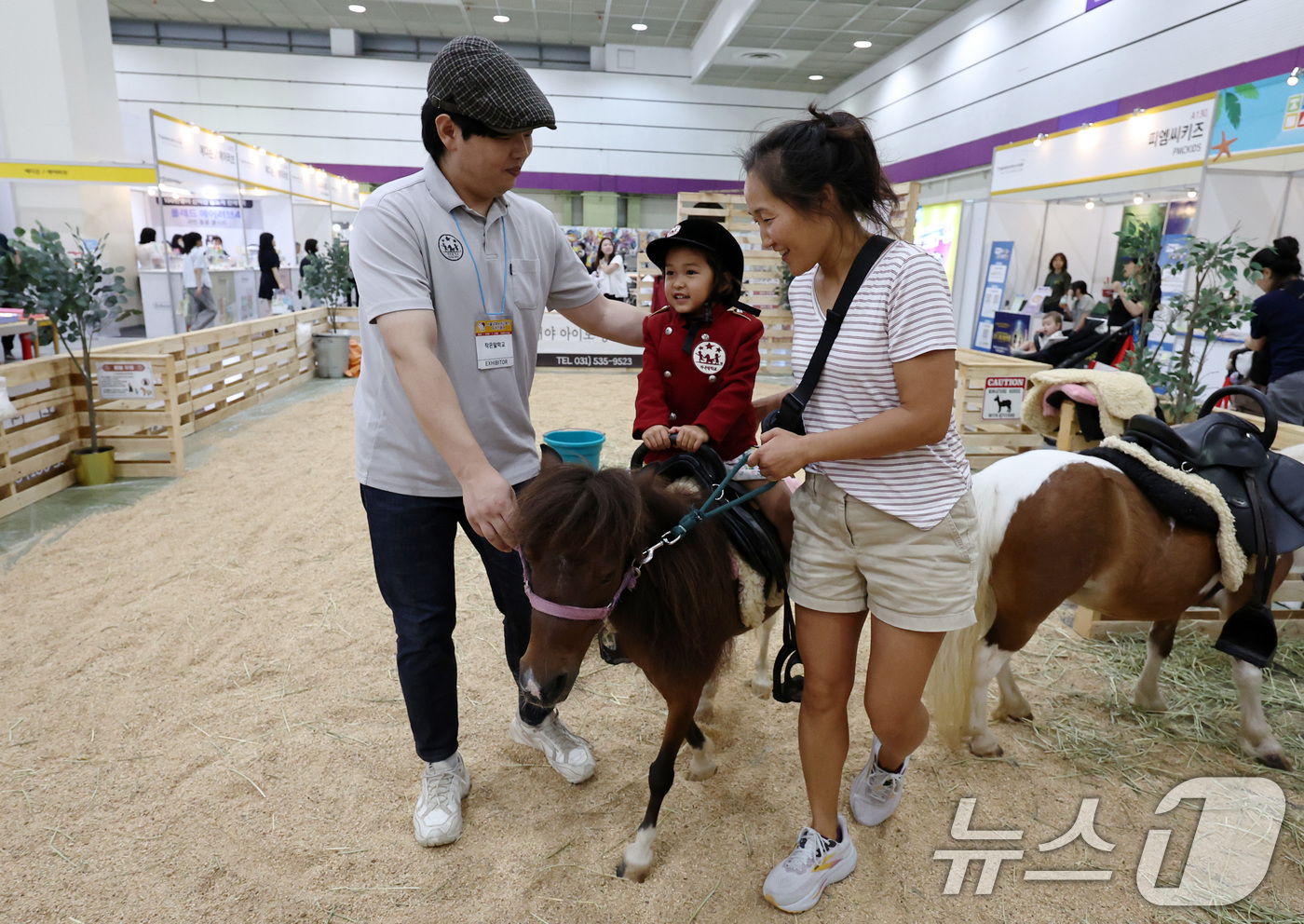 (서울=뉴스1) 구윤성 기자 = 10일 오후 서울 강남구 코엑스에서 열린 '서울국제유아교육전 및 키즈페어'에서 어린이가 승마체험을 하고 있다. 2025.7.10/뉴스1