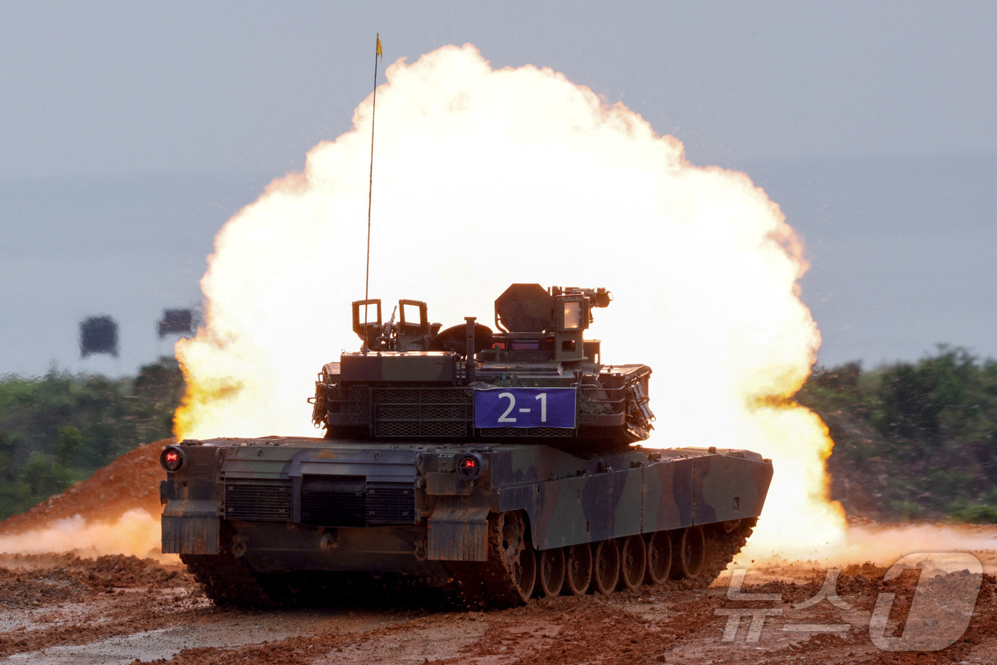 (신주 로이터=뉴스1) 최종일 선임기자 = 10일(현지시간) 대만 신주현에서 미국산 M1A2T 에이브럼스 전차 첫 배치를 위한 실사격 훈련이 실시됐다. 2025.07.10ⓒ 로이터 …