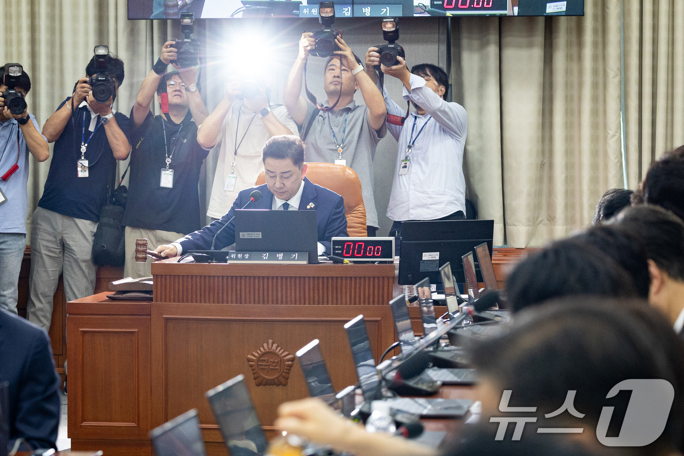 (서울=뉴스1) 유승관 기자 = 김병기 국회 운영위원장이 10일 서울 여의도 국회에서 열린 제427회 국회(임시회) 제1차 전체회의에서 의사봉을 두드리고 있다. 2025.7.10/ …