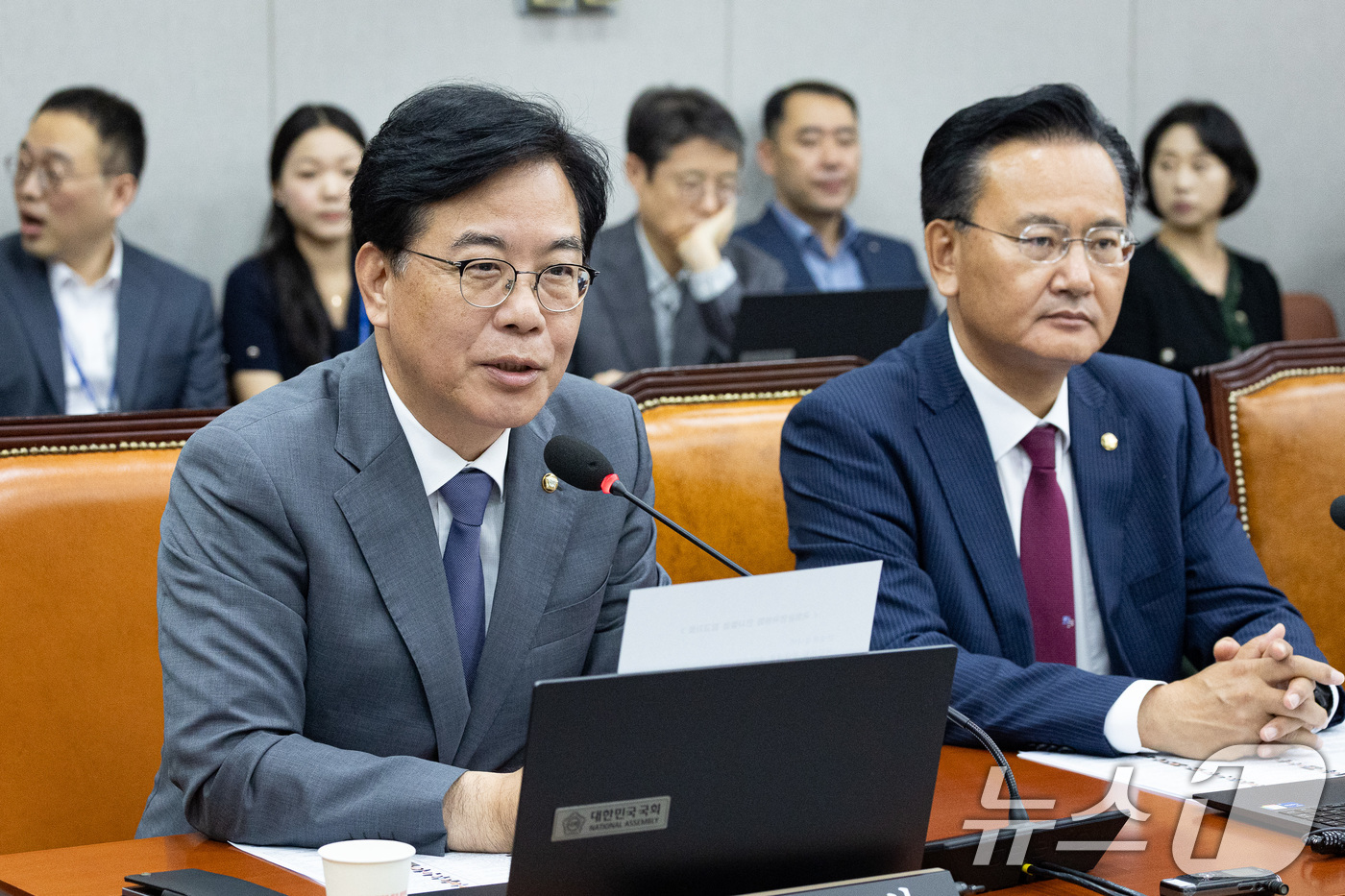 (서울=뉴스1) 유승관 기자 = 송언석 국민의힘 비상대책위원장 겸 원내대표가 10일 서울 여의도 국회에서 열린 제427회 국회(임시회) 운영위원회 제1차 전체회의에서 인사말을 하고 …