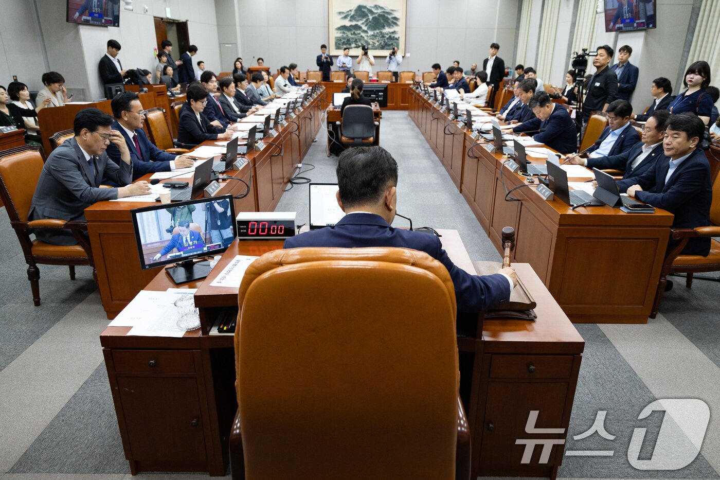 본문 이미지 - 김병기 국회 운영위원장이 10일 서울 여의도 국회에서 열린 제427회 국회(임시회) 제1차 전체회의에서 의사봉을 두드리고 있다. 2025.7.10/뉴스1 ⓒ News1 유승관 기자