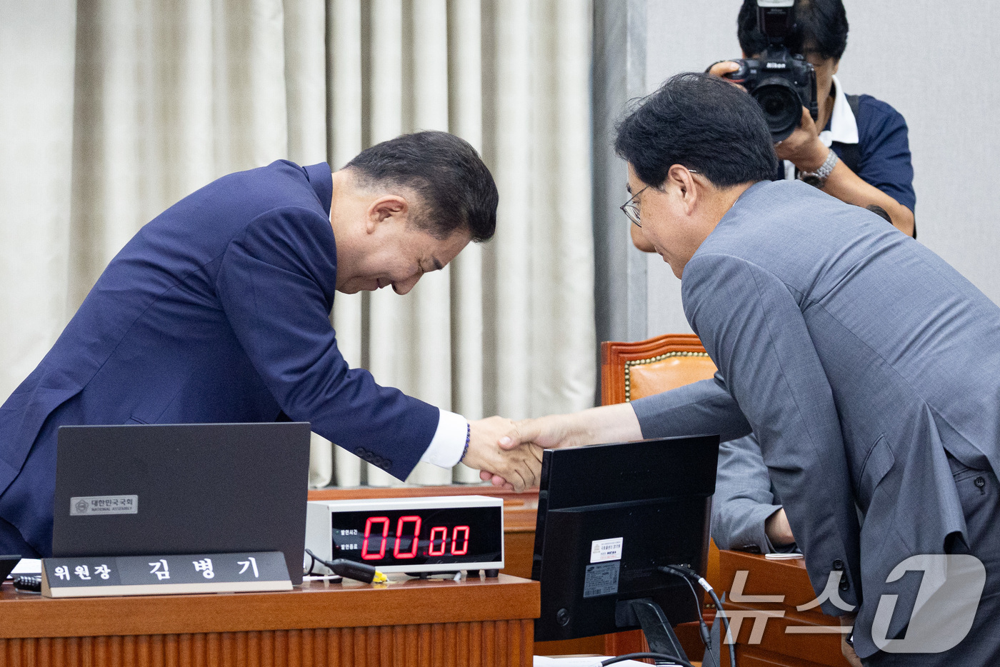 (서울=뉴스1) 유승관 기자 = 김병기 국회 운영위원장(왼쪽)과 송언석 국민의힘 비상대책위원장 겸 원내대표가 10일 서울 여의도 국회에서 열린 제427회 국회(임시회) 제1차 전체 …