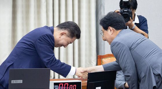 악수하는 김병기·송언석