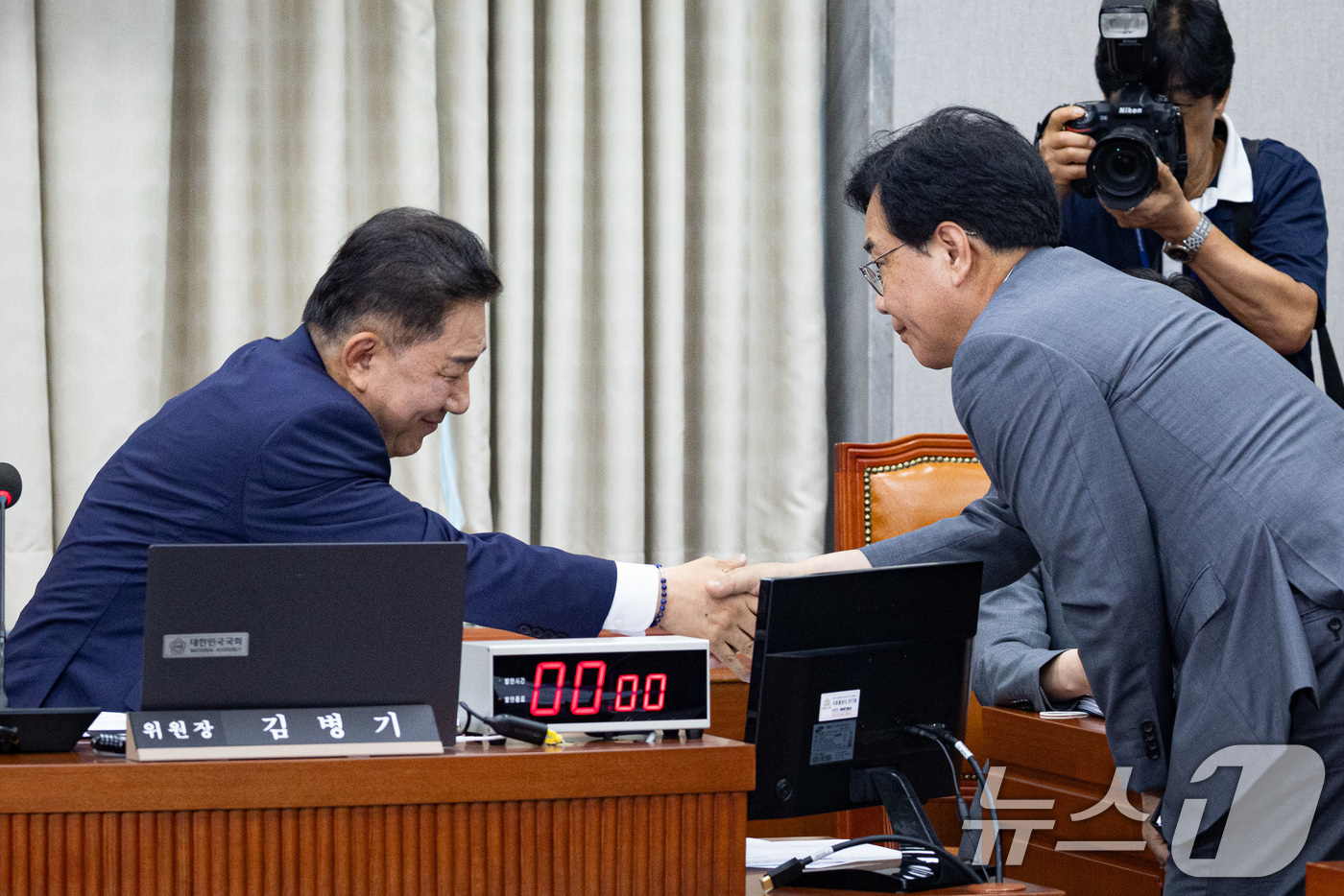 (서울=뉴스1) 유승관 기자 = 김병기 국회 운영위원장(왼쪽)과 송언석 국민의힘 비상대책위원장 겸 원내대표가 10일 서울 여의도 국회에서 열린 제427회 국회(임시회) 제1차 전체 …