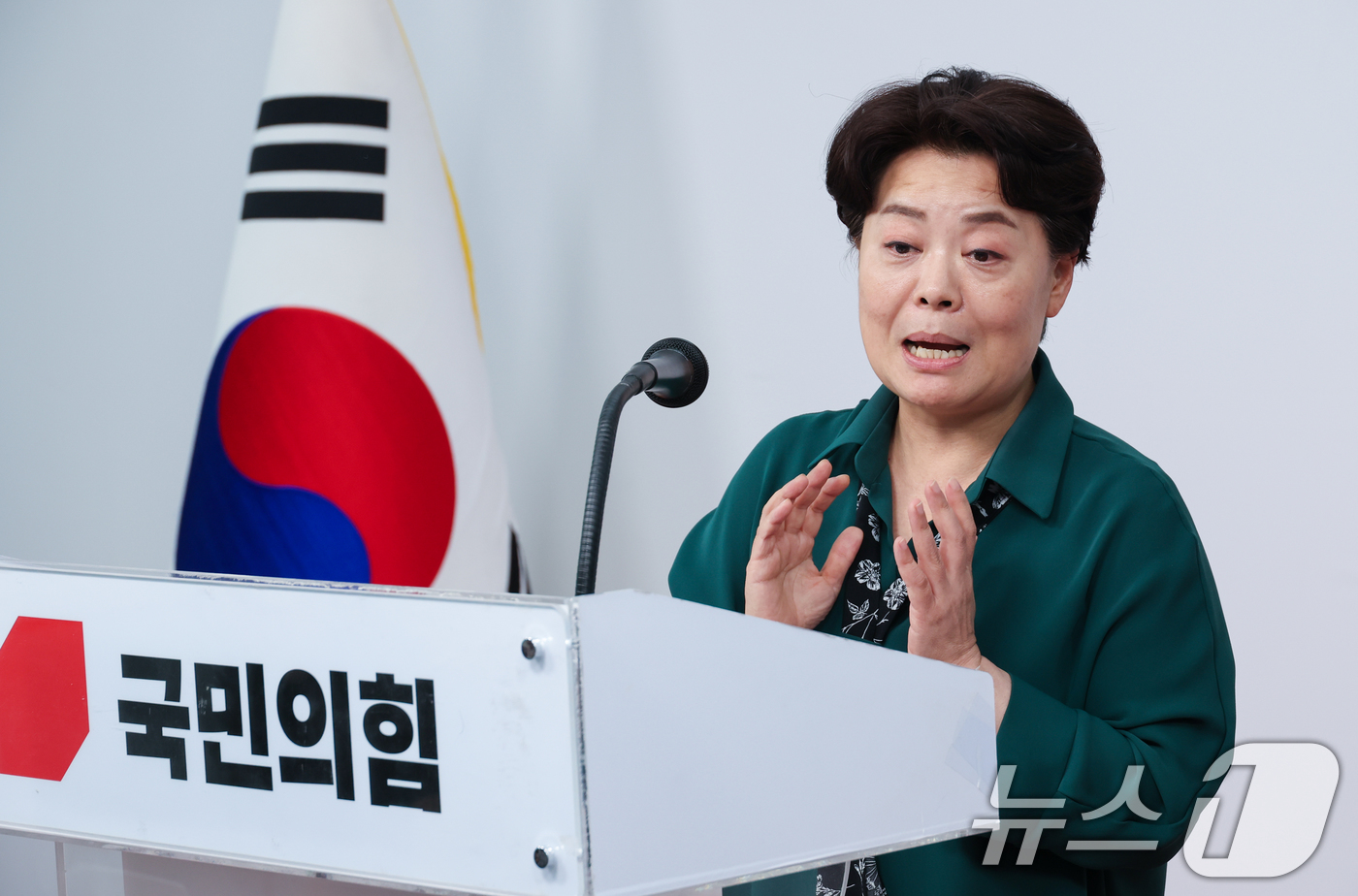 (서울=뉴스1) 안은나 기자 = 윤희숙 국민의힘 혁신위원장이 10일 오후 서울 여의도 당사에서 혁신위원회 제1차 회의 결과 브리핑을 하고 있다. 2025.7.10/뉴스1