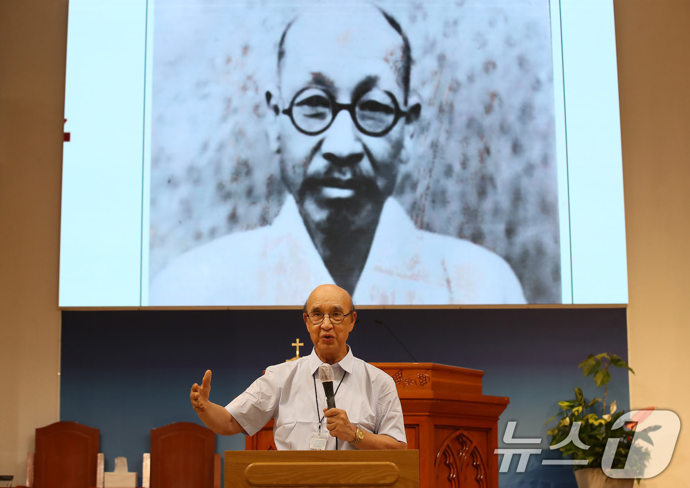 (대구=뉴스1) 공정식 기자 = 독립운동가 김태련(1883~1934) 선생의 국내외 후손들이 10일 대구 중구 대구남산교회를 찾아 후손 대표 최훈진(79·김태련 선생 외손자) 목사 …