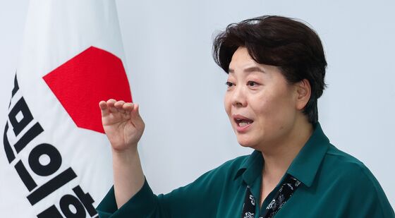 질의에 답하는 윤희숙 혁신위원장