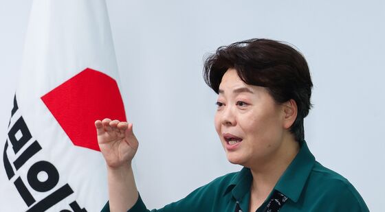 질의에 답하는 윤희숙 혁신위원장