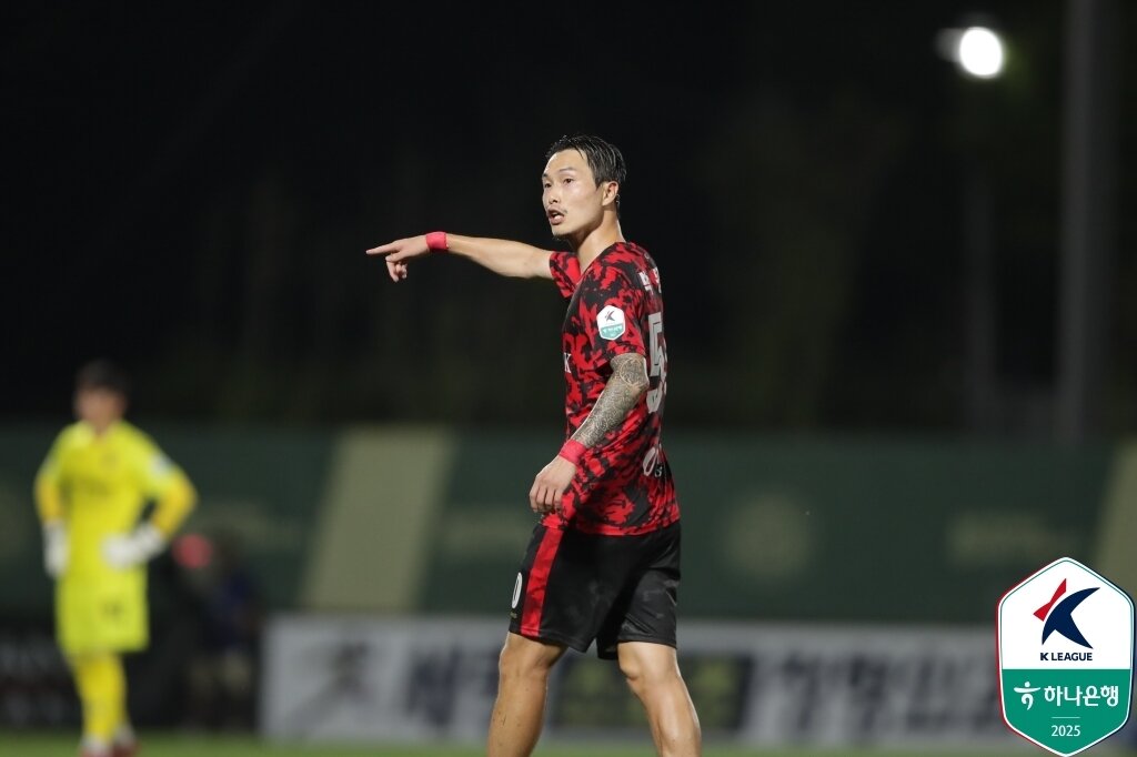 본문 이미지 - 상대 코칭스태프에게 손가락 욕설을 한 박동진(한국프로축구연맹 제공)