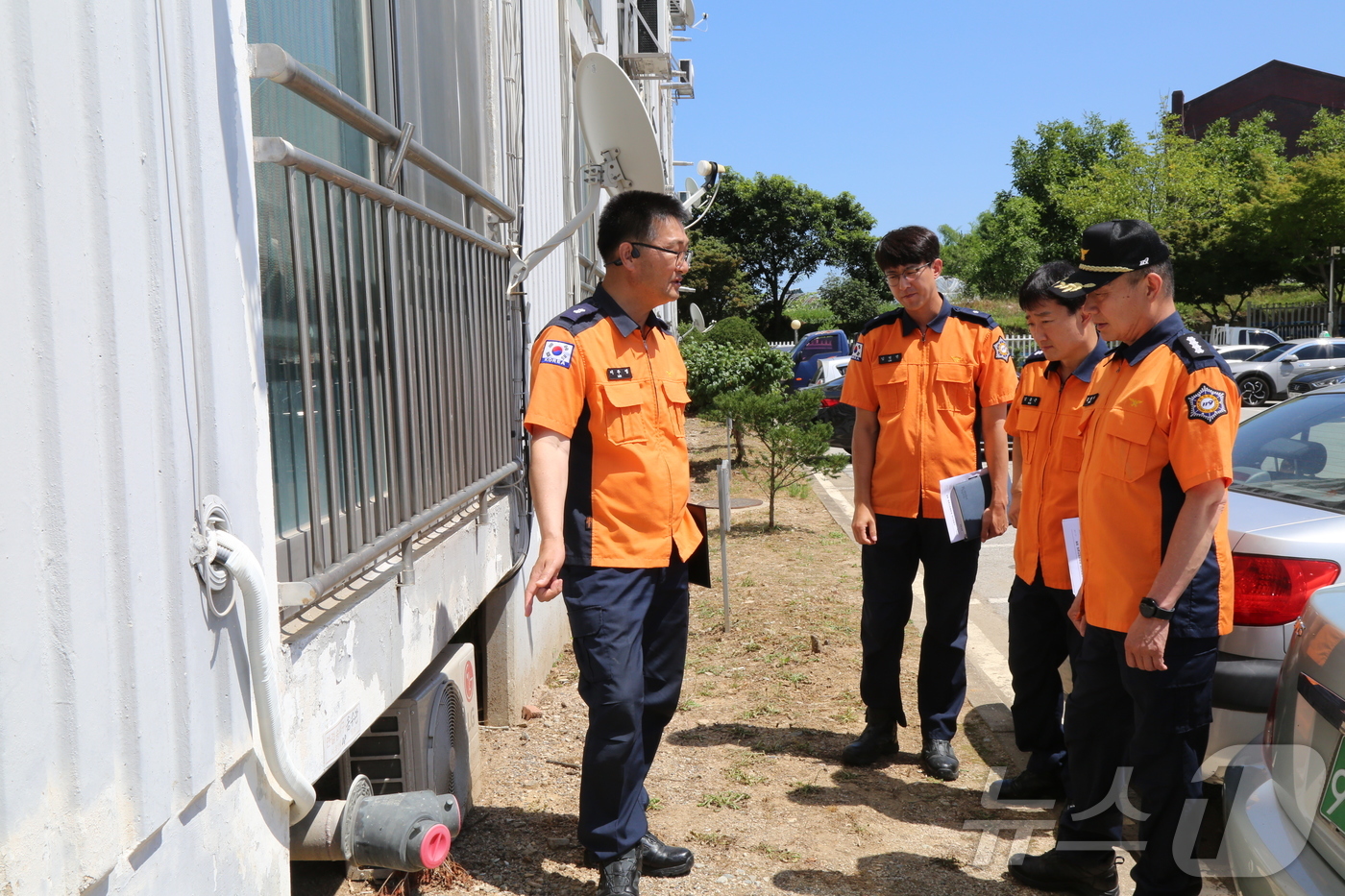 (예산=뉴스1) 이동원 기자 = 예산소방서(는 지난 9일 관내 스프링클러 등 자동소화설비가 미설치 노후아파트를 대상으로 관서장 현장점검을 실시했다.이번 현장안전점검은 부산 노후 공 …