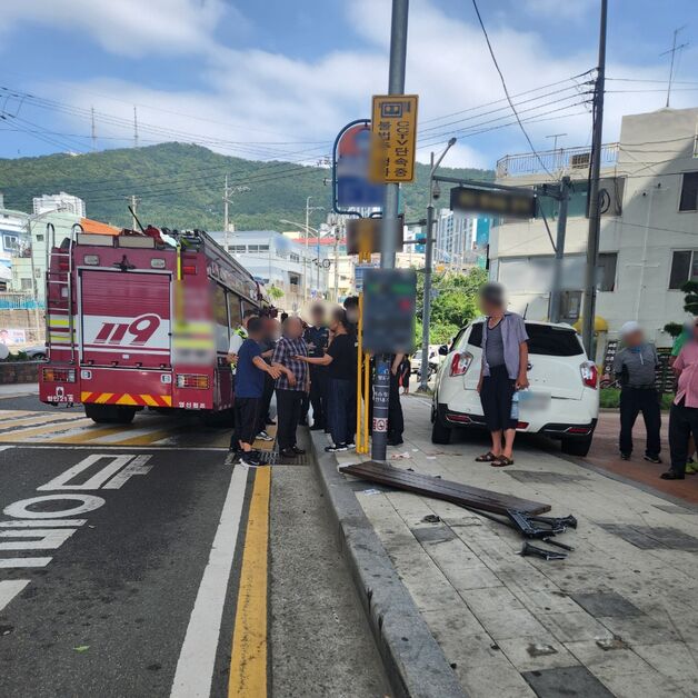 부산서 SUV 차량 보행자 치고 버스정류장 덮쳐…4명 중·경상