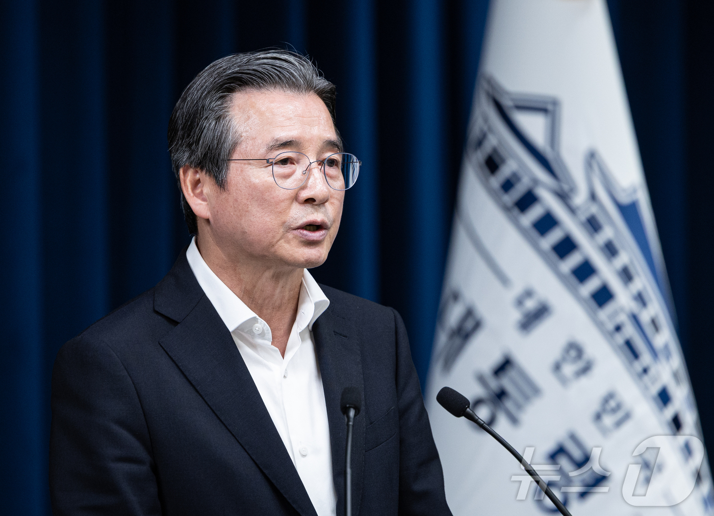 (서울=뉴스1) 이재명 기자 = 김용범 대통령실 정책실장이 10일 서울 용산 대통령실 청사에서 RE100 산단 관련 브리핑을 하고 있다. 2025.7.10/뉴스1