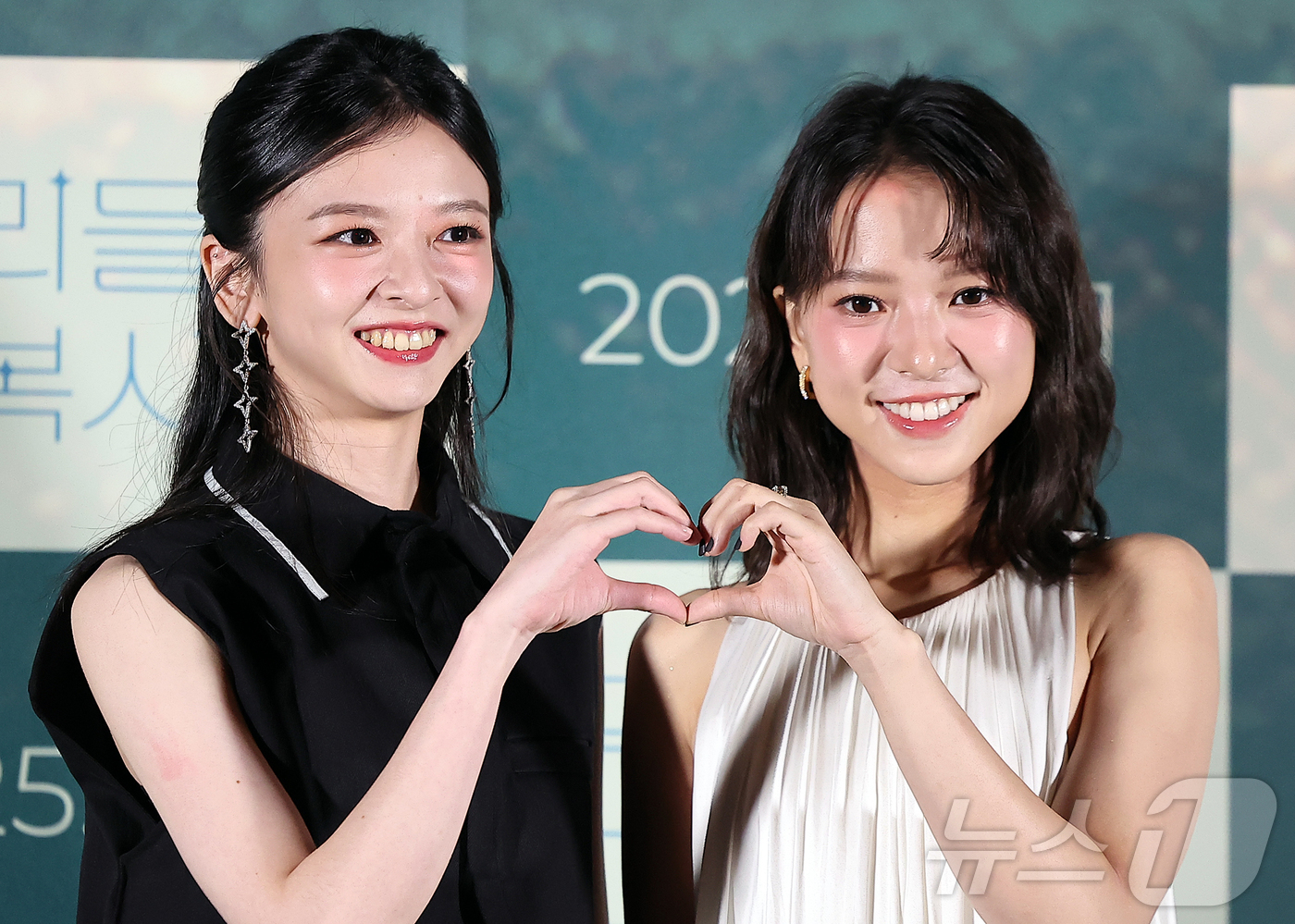 (서울=뉴스1) 김진환 기자 = 대만 배우 진연비와 항첩여(오른쪽)가 10일 오후 서울 용산구 CGV용산아이파크몰에서 열린 영화 ‘우리들의 교복시절’ 언론시사회에 참석해 포즈를 취 …