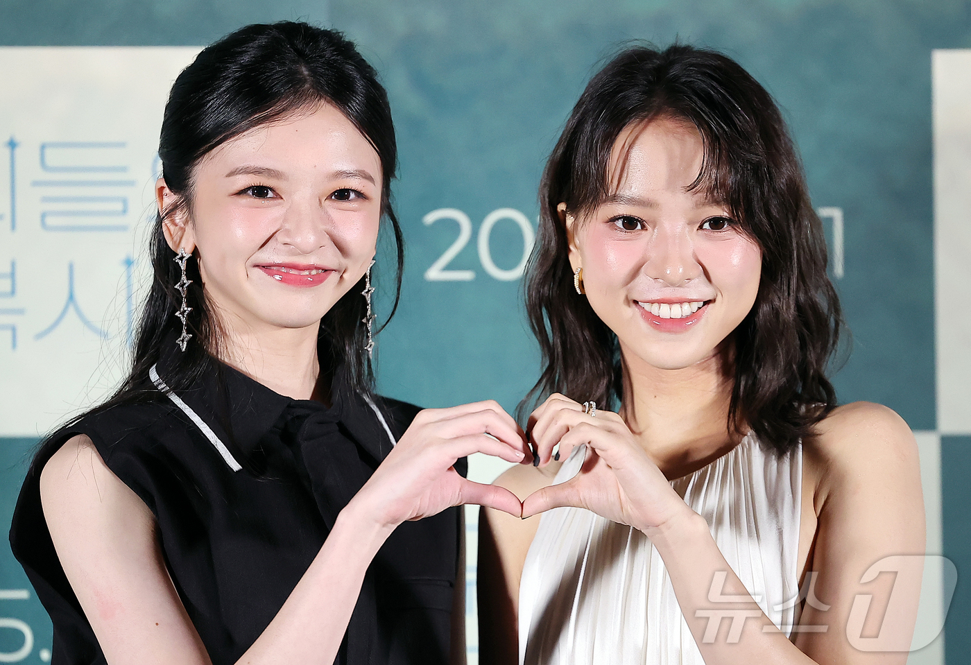 (서울=뉴스1) 김진환 기자 = 대만 배우 진연비와 항첩여(오른쪽)가 10일 오후 서울 용산구 CGV용산아이파크몰에서 열린 영화 ‘우리들의 교복시절’ 언론시사회에 참석해 포즈를 취 …