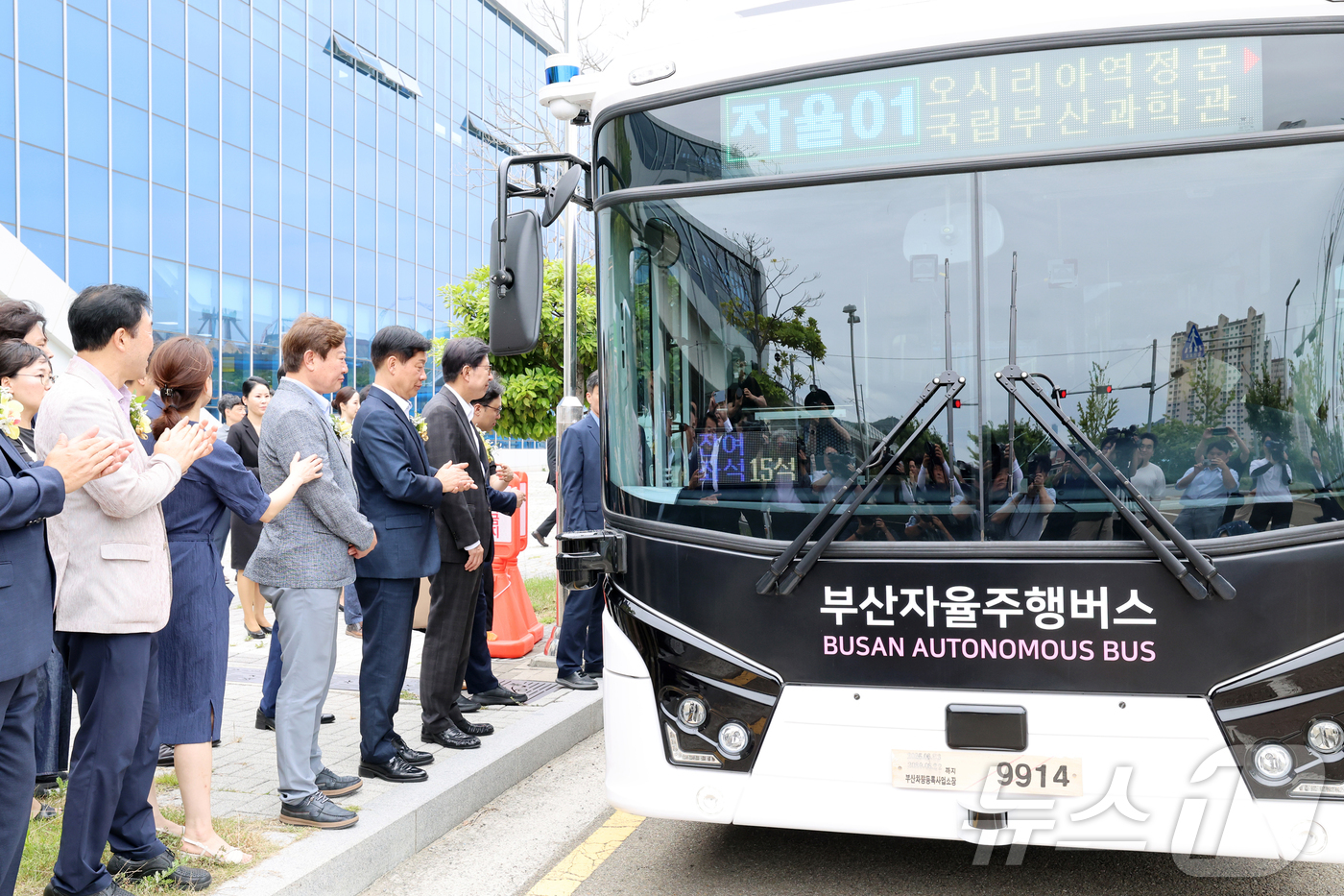 (부산=뉴스1) 윤일지 기자 = 10일 부산 기장군 동해선 오시리아역 광장에서 열린 자율주행버스 개통식에서 박형준 부산시장 등이 자율주행버스에 탑승하고 있다.자율주행버스는 내달까지 …