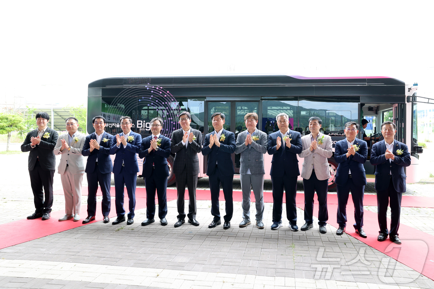 (부산=뉴스1) 윤일지 기자 = 10일 부산 기장군 동해선 오시리아역 광장에서 열린 자율주행버스 개통식에서 박형준 부산시장 등 참석자들이 자율주행버스 제막식을 갖고 있다.자율주행버 …