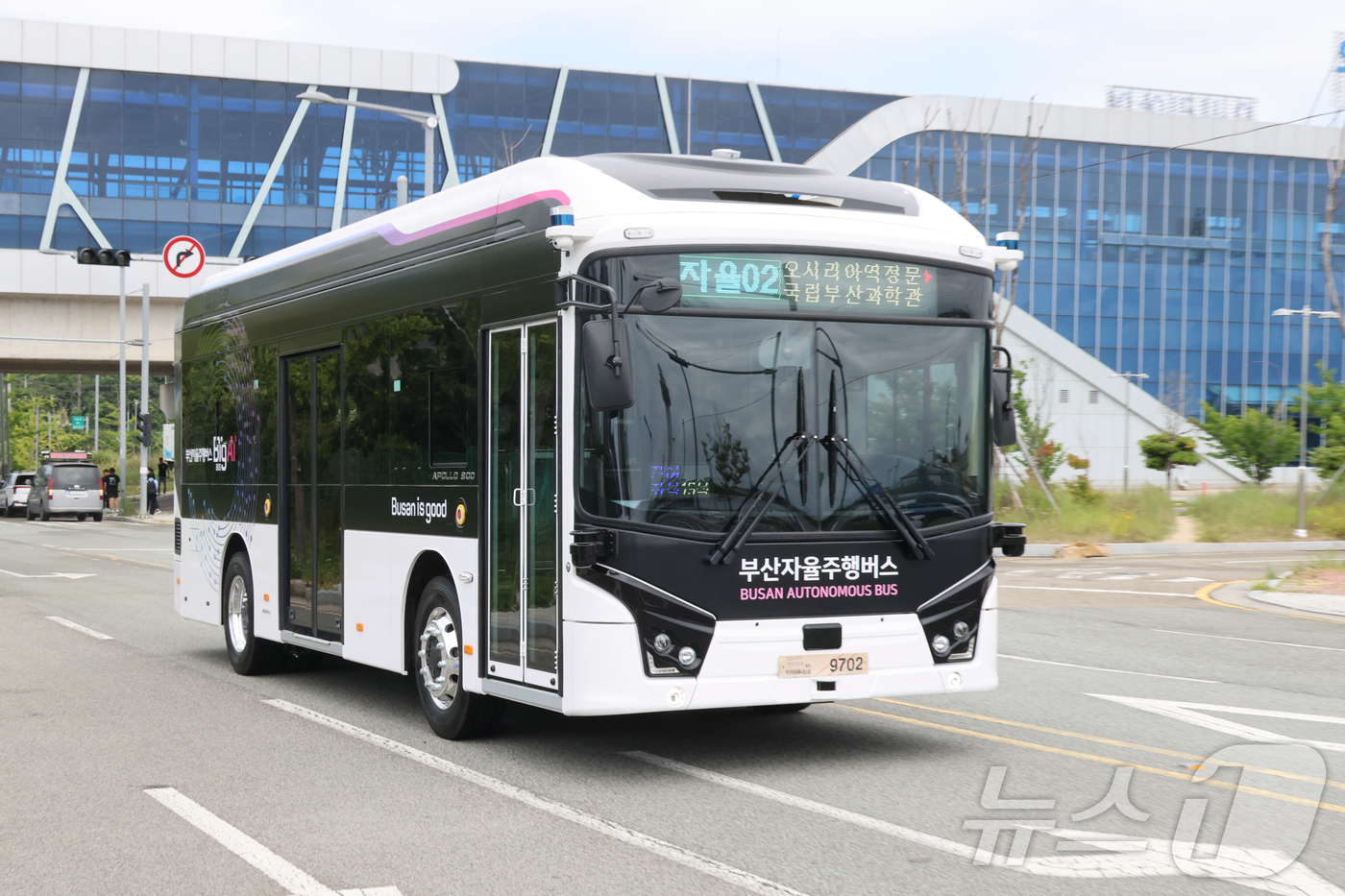 (부산=뉴스1) 윤일지 기자 = 10일 부산 기장군 동해선 오시리아역 광장에서 열린 자율주행버스 개통식에서 박형준 부산시장 등 참석자들이 자율주행버스에 시승하고 있다.자율주행버스는 …