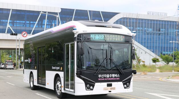 도로 달리는 부산 자율주행버스