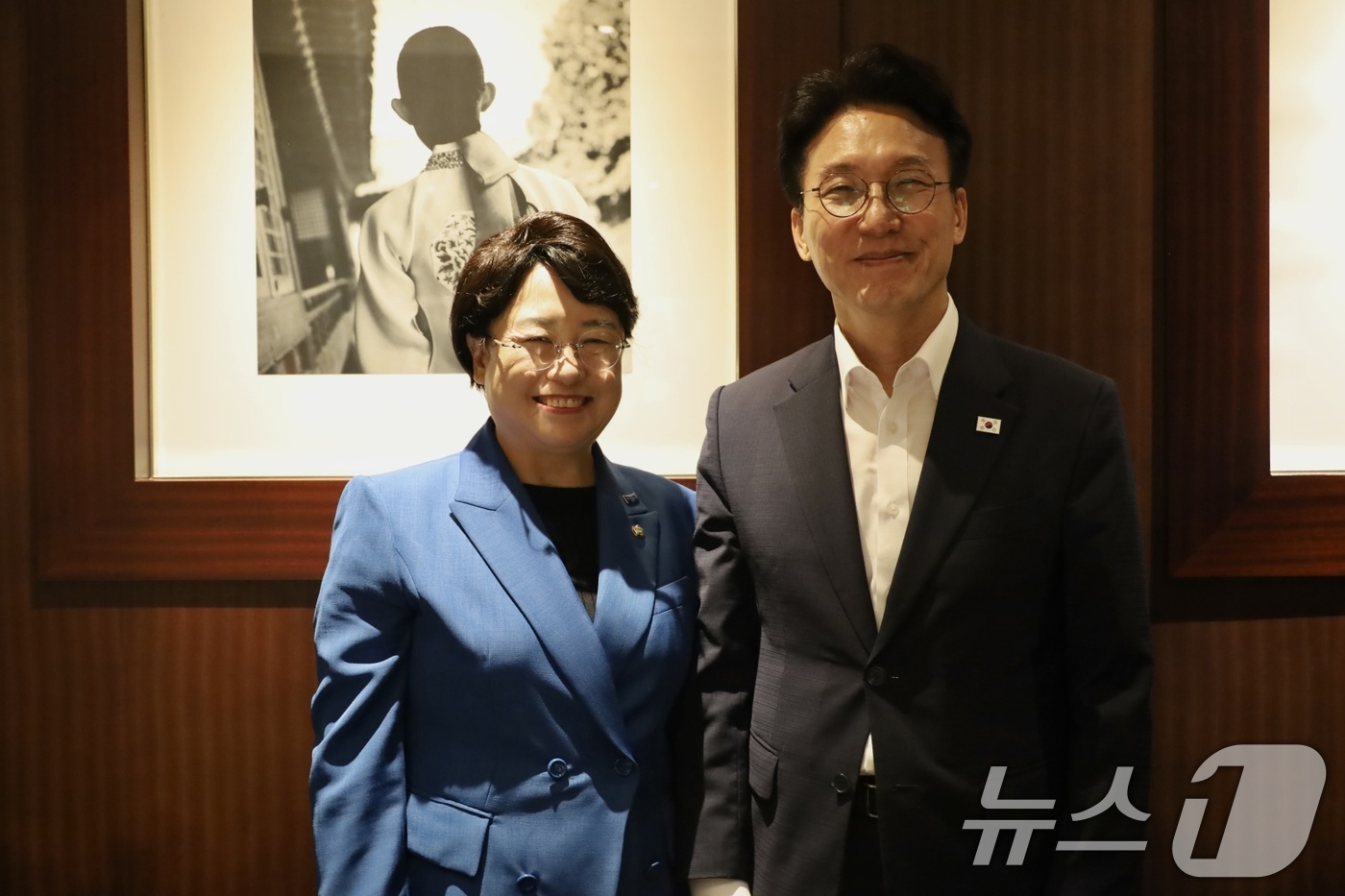 (서울=뉴스1) = 김선민 조국혁신당 대표 권한대행(왼쪽)이 10일 오후 서울 모처에서 김민석 국무총리와 회동하고 있다. (조국혁신당 제공. 재판매 및 DB 금지) 2025.7.1 …