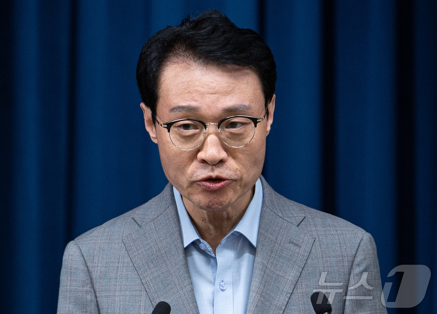 (서울=뉴스1) 이재명 기자 = 이규연 대통령실 홍보소통수석이 10일 서울 용산 대통령실 청사에서 이재명 대통령 주재 수석·보좌관 회의 관련 브리핑을 하고 있다. 2025.7.10 …