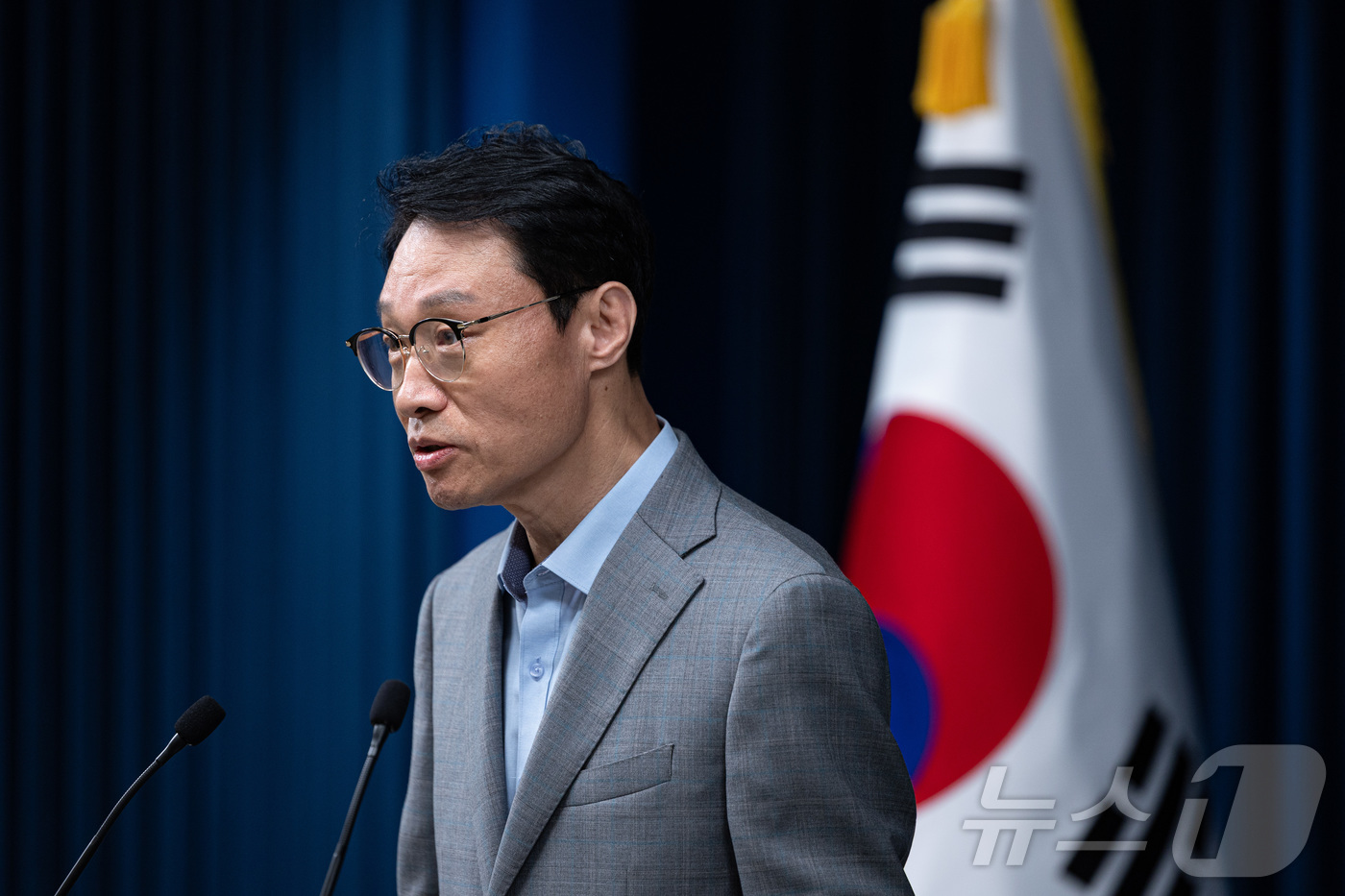 (서울=뉴스1) 이재명 기자 = 이규연 대통령실 홍보소통수석이 10일 서울 용산 대통령실 청사에서 이재명 대통령 주재 수석·보좌관 회의 관련 브리핑을 하고 있다. 2025.7.10 …