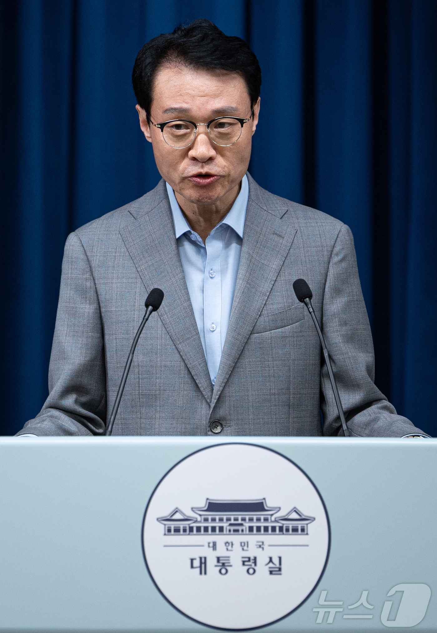 (서울=뉴스1) 이재명 기자 = 이규연 대통령실 홍보소통수석이 10일 서울 용산 대통령실 청사에서 이재명 대통령 주재 수석·보좌관 회의 관련 브리핑을 하고 있다. 2025.7.10 …