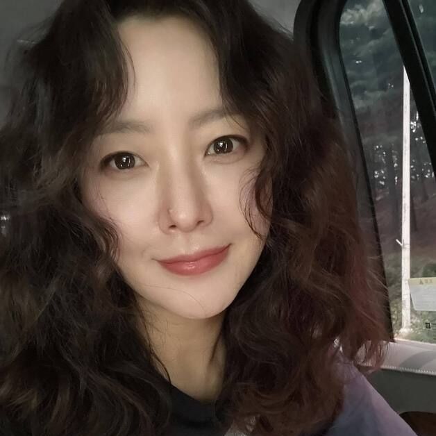 '49세' 김희선, 나이 잊은 동안미모…근접 셀카도 굴욕 없네 [N샷]