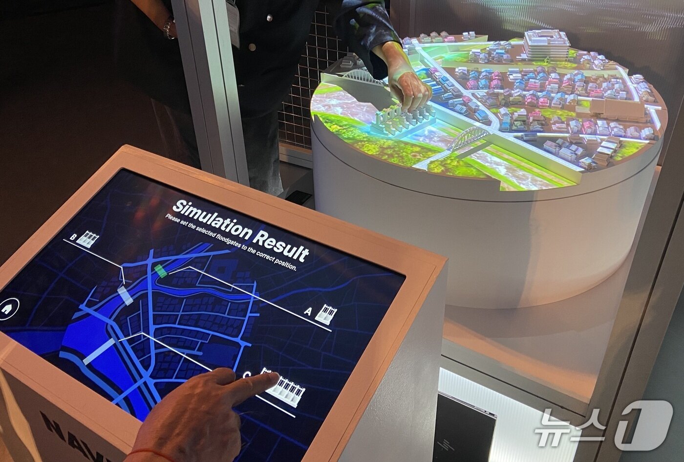 본문 이미지 - 일본 오사카에서 열린 '오사카·간사이 엑스포'의 네이버클라우드 전시관에서 디지털트윈 기술을 체험하는 모습. 2025.07.10. ⓒ 뉴스1 신은빈 기자