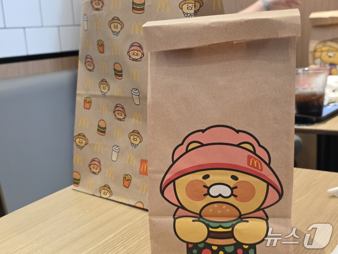 본문 이미지 - 익산 고구마 모짜렐라 버거와 함께 받은 포장지와 쇼핑백. ⓒ News1 이형진 기자