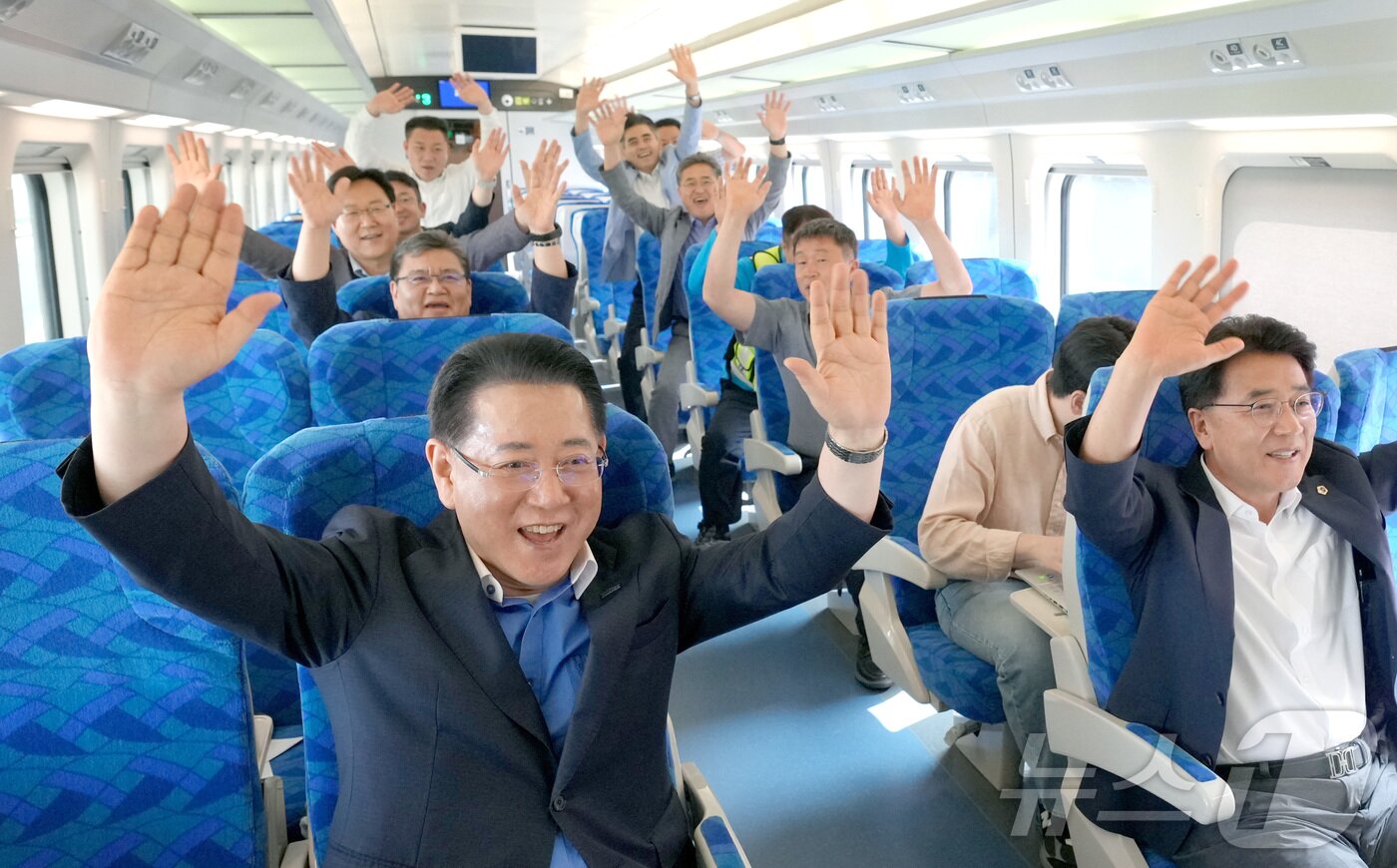 본문 이미지 - 김영록 전남지사가 10일 전남남해선 정식 개통에 앞서 김태균 전남도의장 등과 시승 열차에 탑승해 운행 상황을 점검하고 있다.(전남도 제공. 재배포 및 DB 금지)