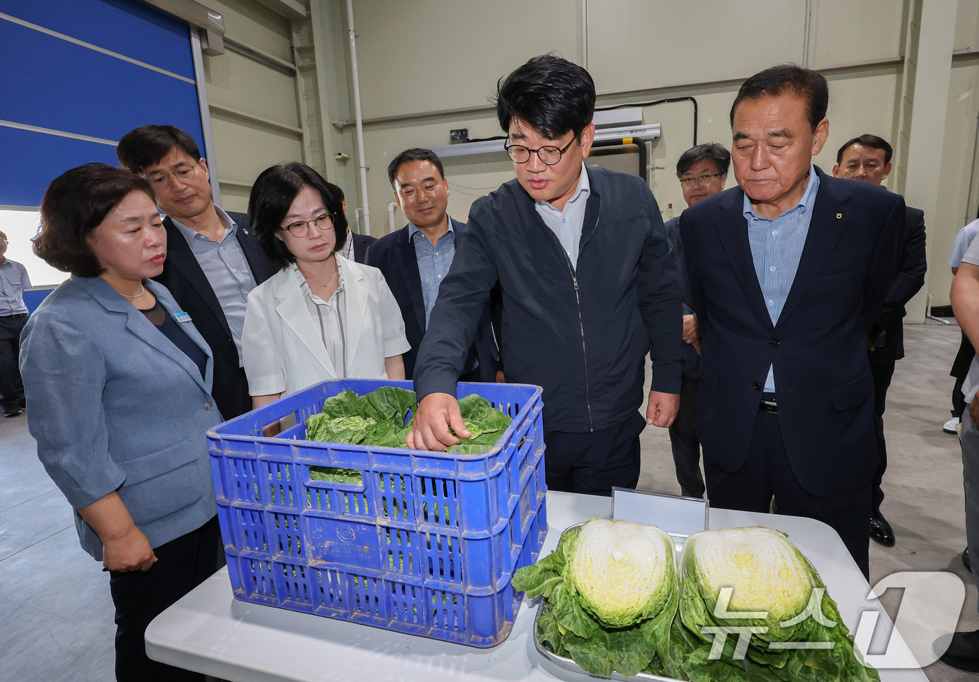 (서울=뉴스1) = 권재한 농촌진흥청장이 10일 충북 보은거점산지유통센터에서 봄배추 CA저장 상황을 점검하고 있다. (농촌진흥청 제공. 재판매 및 DB 금지) 2025.7.10/뉴 …