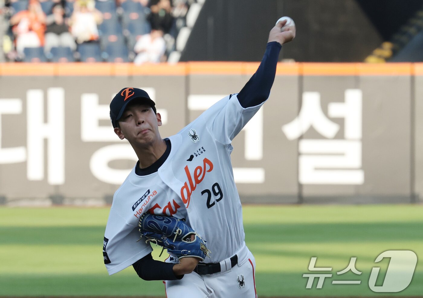 본문 이미지 - 10일 오후 대전 한화생명 볼파크에서 열린 프로야구 &#39;2025 신한 SOL뱅크 KBO 리그&#39; 기아 타이거즈와 한화 이글스 경기에서 한화 선발투수 황준서가 역투하고 있다. 2025.7.10/뉴스1 ⓒ News1 김기태 기자