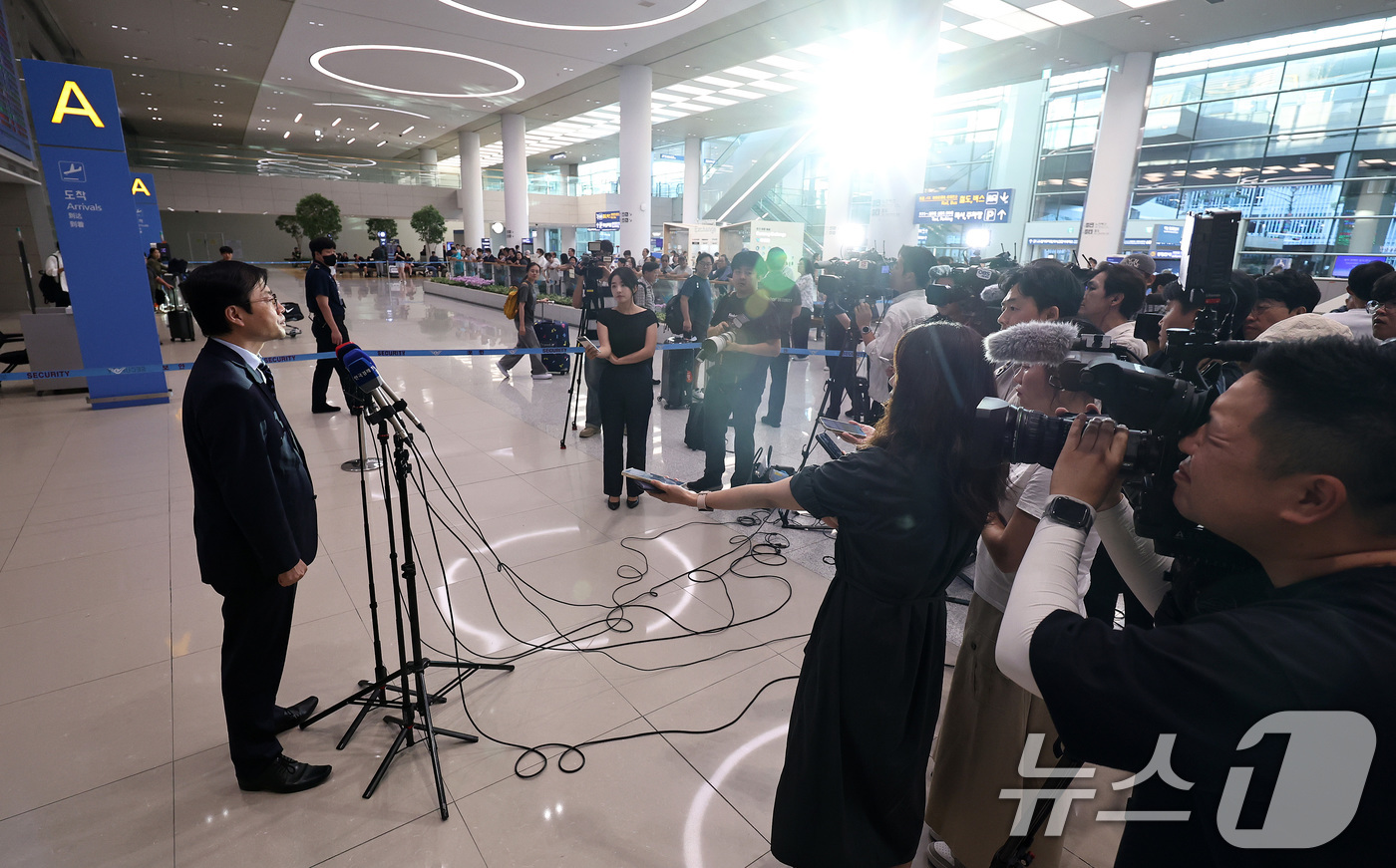 (인천공항=뉴스1) 구윤성 기자 = 여한구 산업통상자원부 통상교섭본부장이 10일 오후 인천국제공항 제2여객터미널을 통해 워싱턴D.C에서 귀국한 뒤 취재진의 질문에 답하고 있다. 2 …