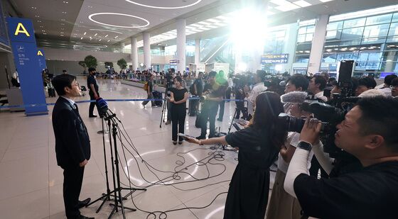 취재진 질문에 답하는 여한구 통상교섭본부장