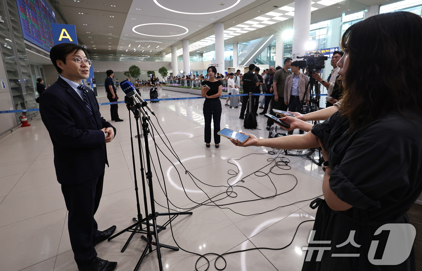 (인천공항=뉴스1) 구윤성 기자 = 여한구 산업통상자원부 통상교섭본부장이 10일 오후 인천국제공항 제2여객터미널을 통해 워싱턴D.C에서 귀국한 뒤 취재진의 질문에 답하고 있다. 2 …