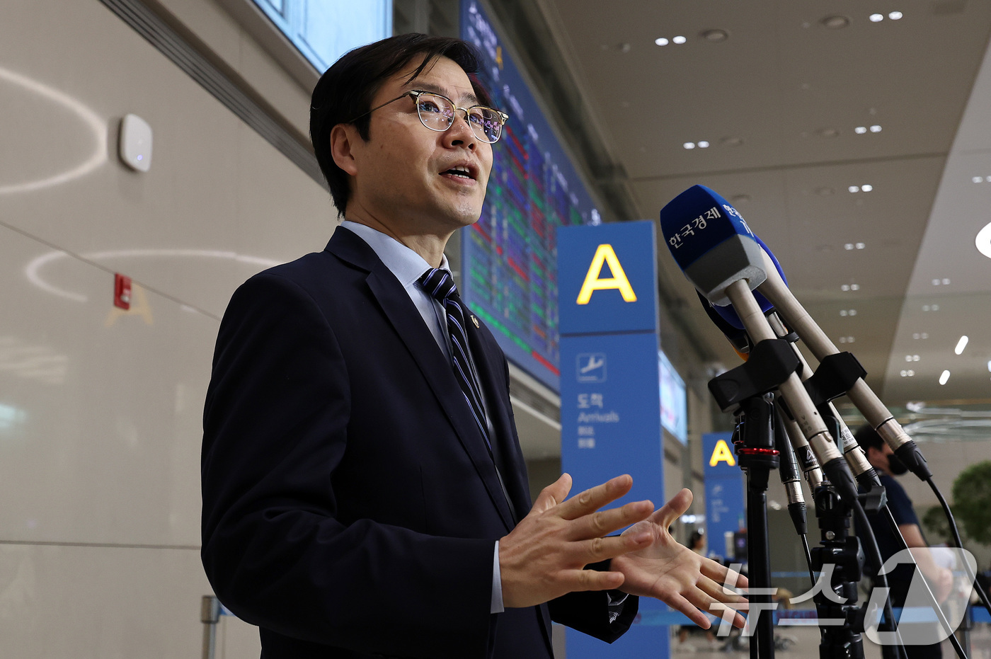 (인천공항=뉴스1) 구윤성 기자 = 여한구 산업통상자원부 통상교섭본부장이 10일 오후 인천국제공항 제2여객터미널을 통해 워싱턴D.C에서 귀국한 뒤 취재진의 질문에 답하고 있다. 2 …