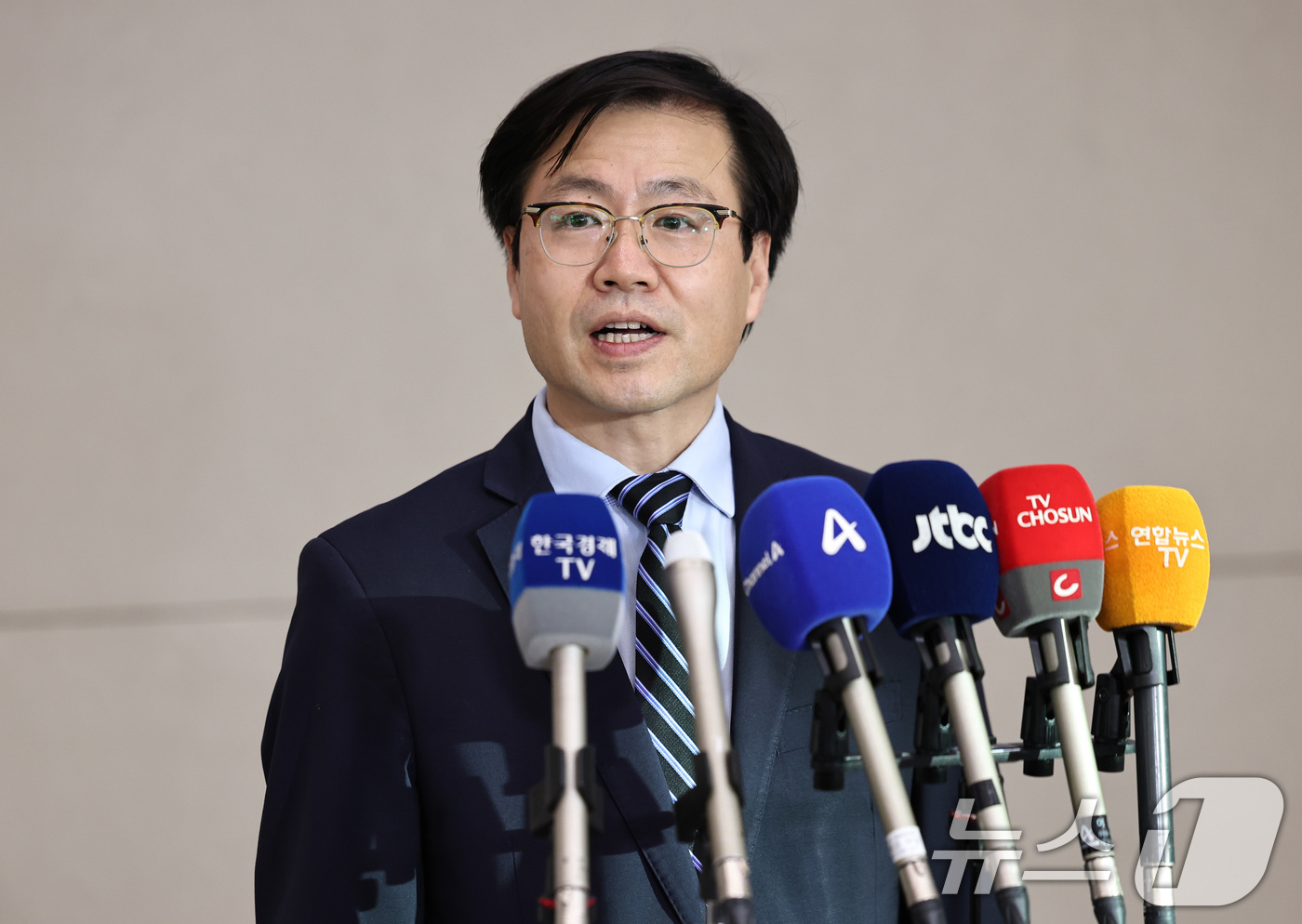 (인천공항=뉴스1) 구윤성 기자 = 여한구 산업통상자원부 통상교섭본부장이 10일 오후 인천국제공항 제2여객터미널을 통해 워싱턴D.C에서 귀국한 뒤 취재진의 질문에 답하고 있다. 2 …