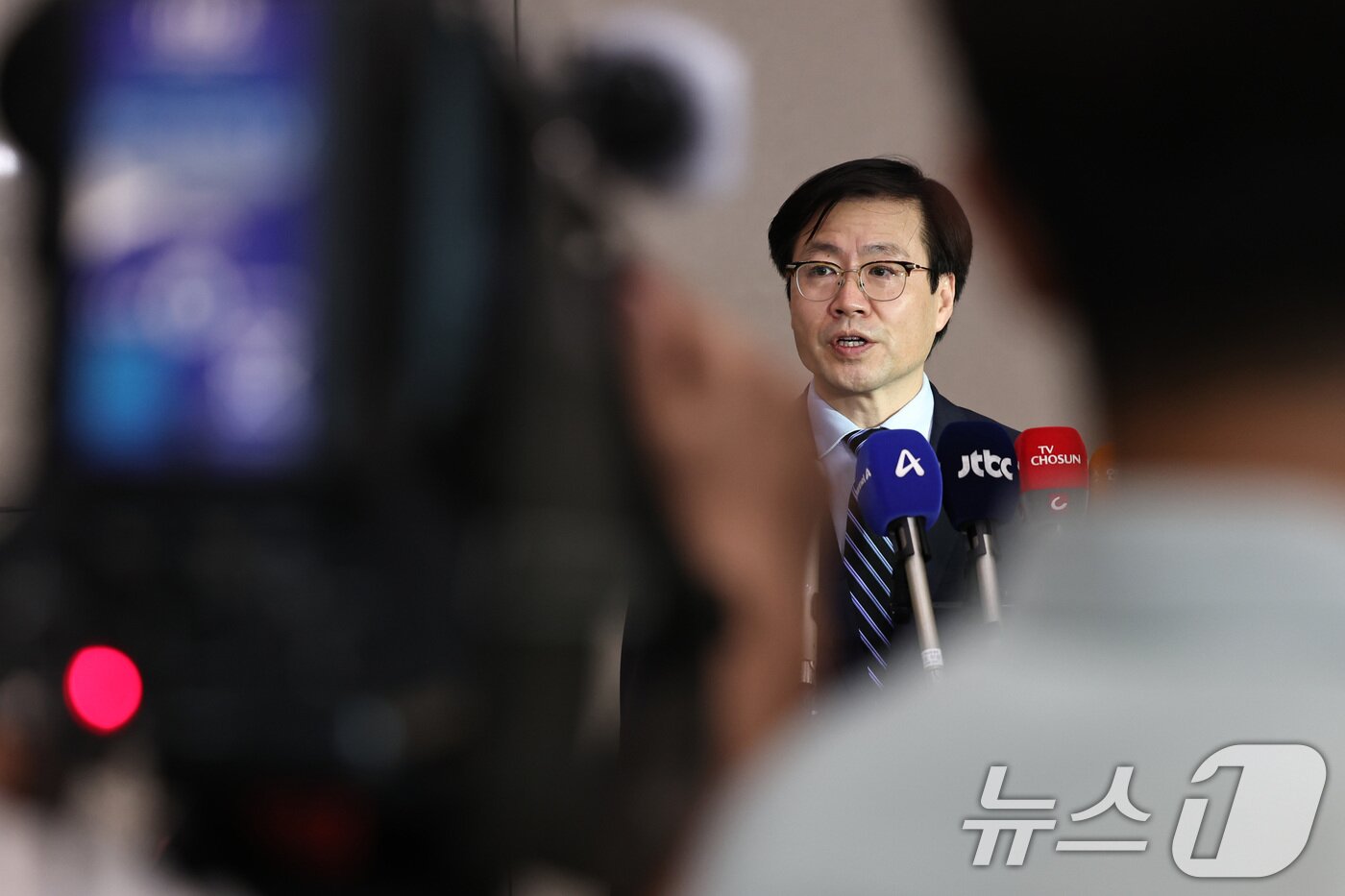 본문 이미지 - 여한구 산업통상자원부 통상교섭본부장이 지난 10일 오후 인천국제공항 제2여객터미널을 통해 워싱턴D.C에서 귀국한 뒤 취재진의 질문에 답하고 있다. 2025.7.10/뉴스1 ⓒ News1 구윤성 기자