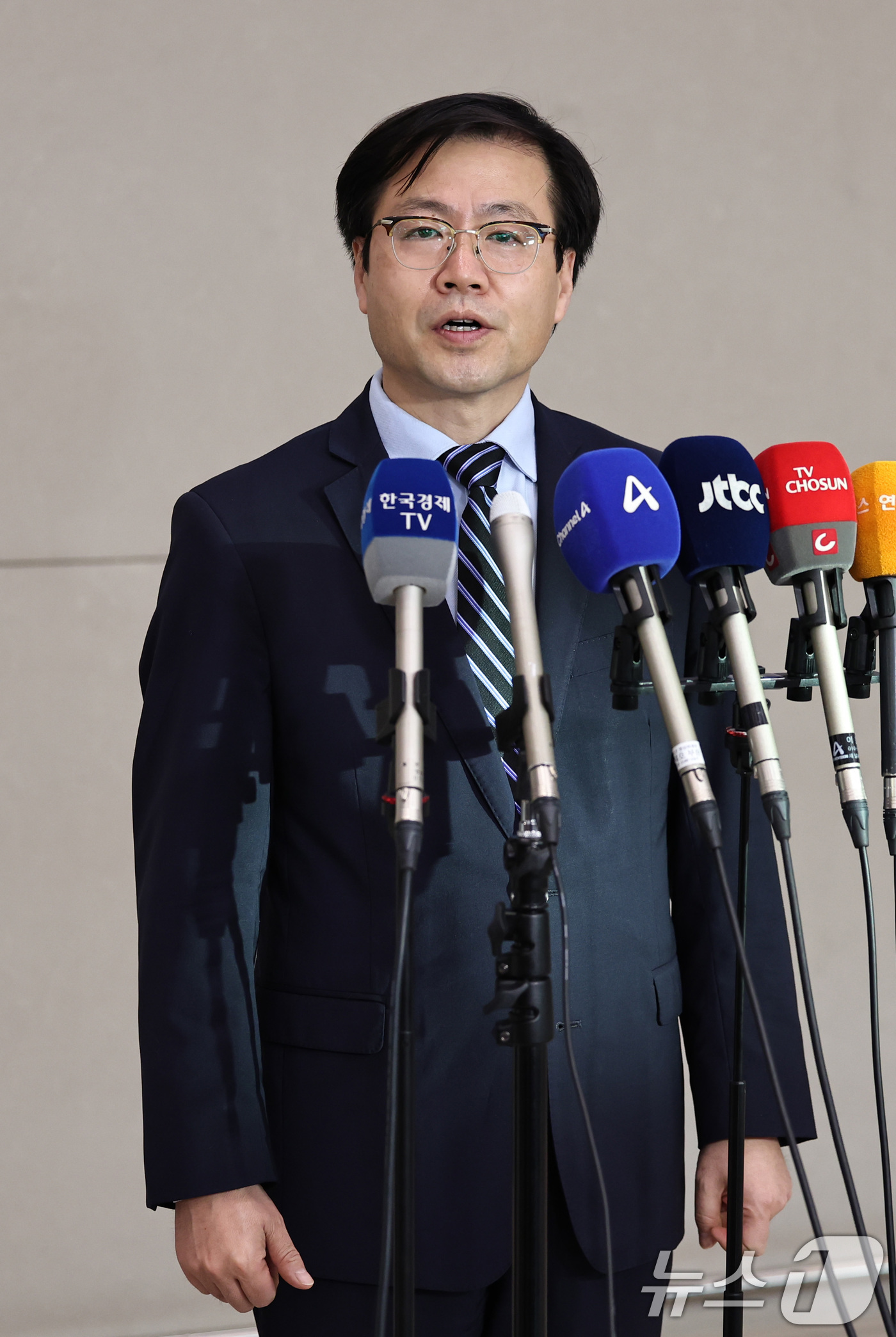 (인천공항=뉴스1) 구윤성 기자 = 여한구 산업통상자원부 통상교섭본부장이 10일 오후 인천국제공항 제2여객터미널을 통해 워싱턴D.C에서 귀국한 뒤 취재진의 질문에 답하고 있다. 2 …