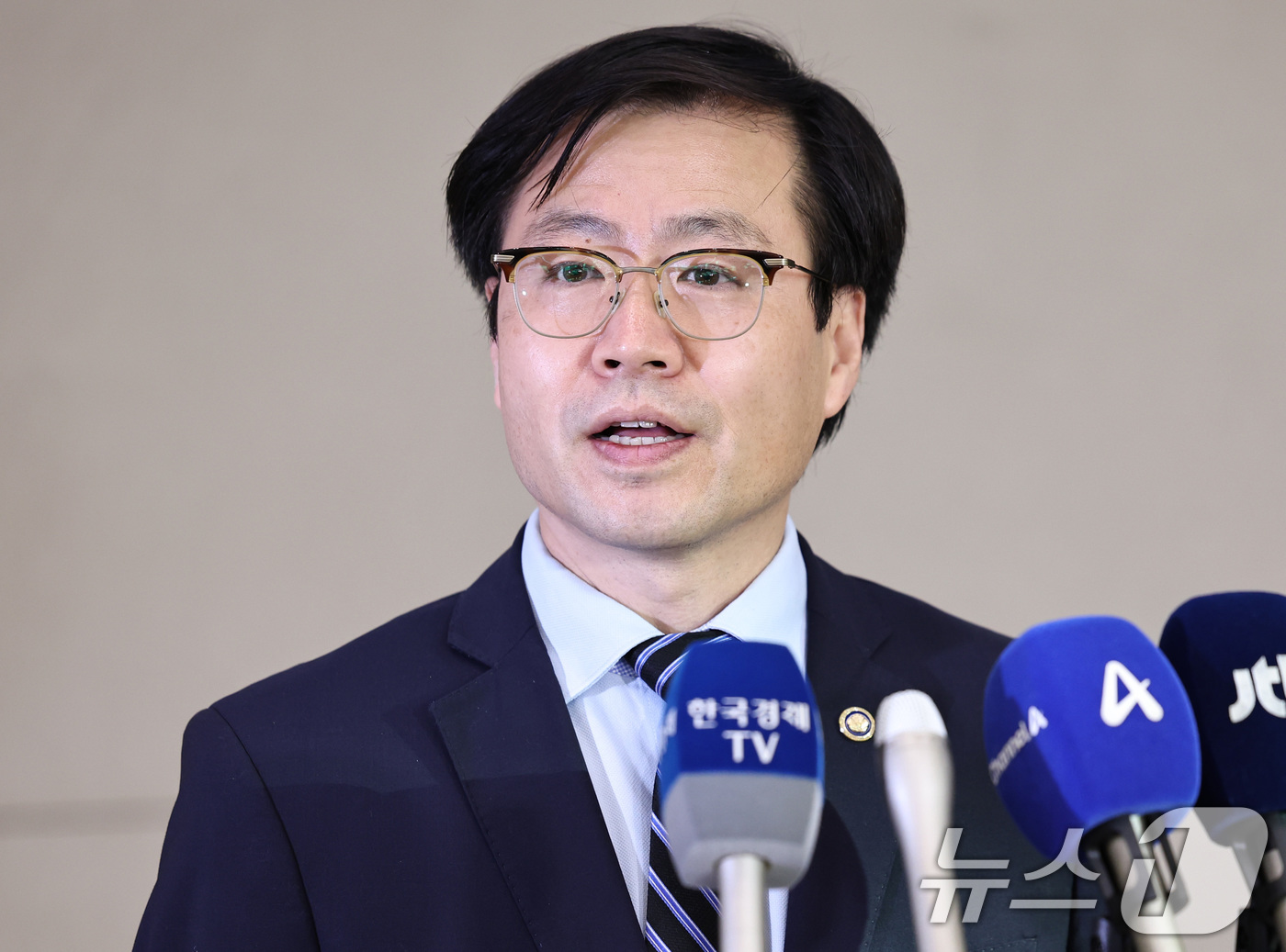 (인천공항=뉴스1) 구윤성 기자 = 여한구 산업통상자원부 통상교섭본부장이 10일 오후 인천국제공항 제2여객터미널을 통해 워싱턴D.C에서 귀국한 뒤 취재진의 질문에 답하고 있다. 2 …