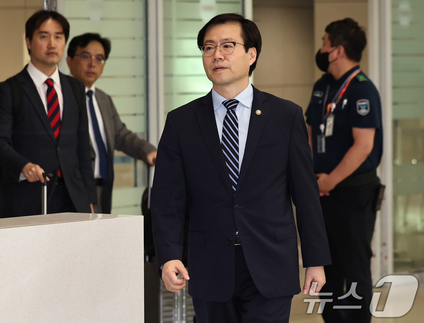 (인천공항=뉴스1) 구윤성 기자 = 여한구 산업통상자원부 통상교섭본부장이 10일 오후 인천국제공항 제2여객터미널을 통해 워싱턴D.C에서 귀국하고 있다. 2025.7.10/뉴스1