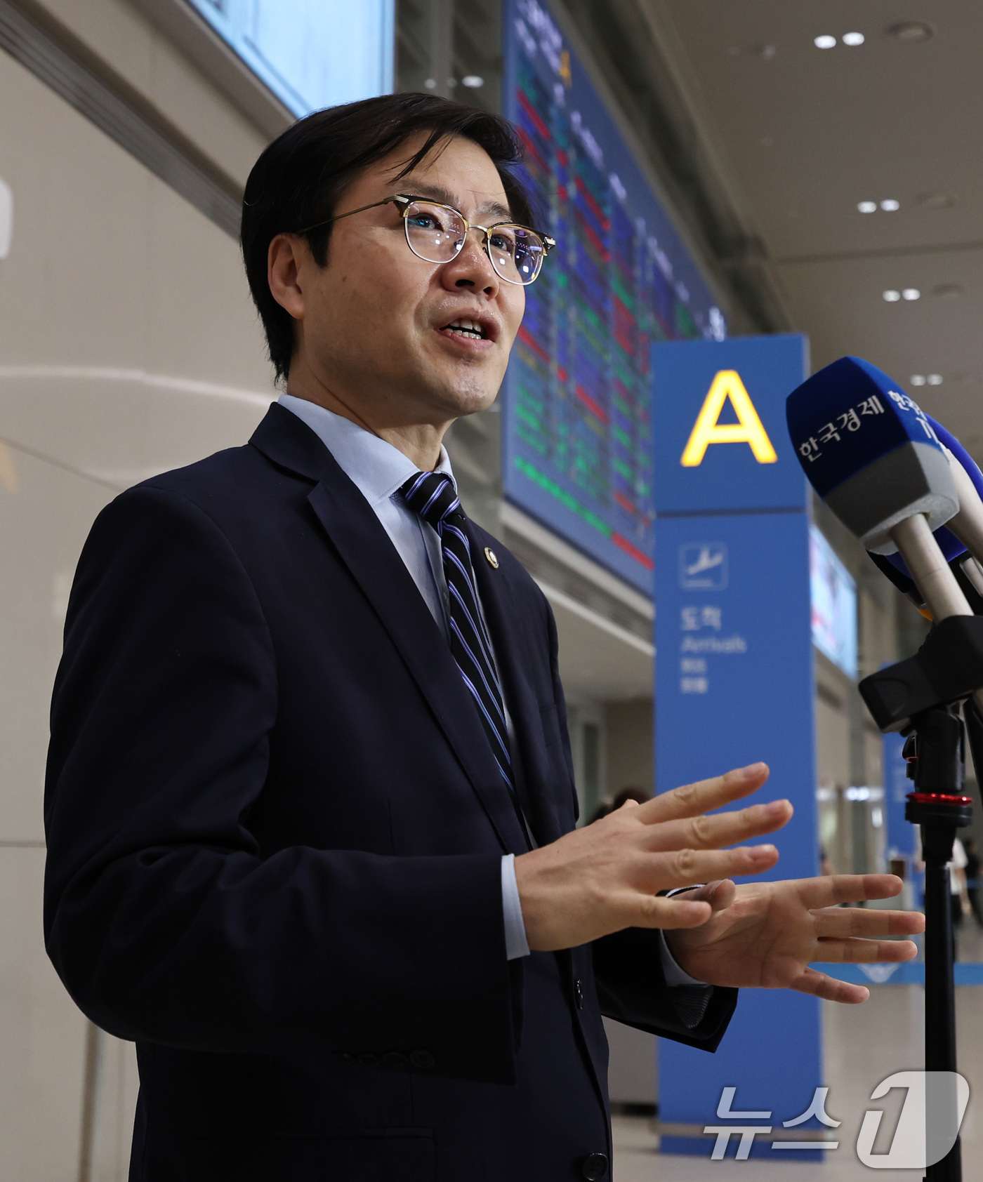 (인천공항=뉴스1) 구윤성 기자 = 여한구 산업통상자원부 통상교섭본부장이 10일 오후 인천국제공항 제2여객터미널을 통해 워싱턴D.C에서 귀국한 뒤 취재진의 질문에 답하고 있다. 2 …